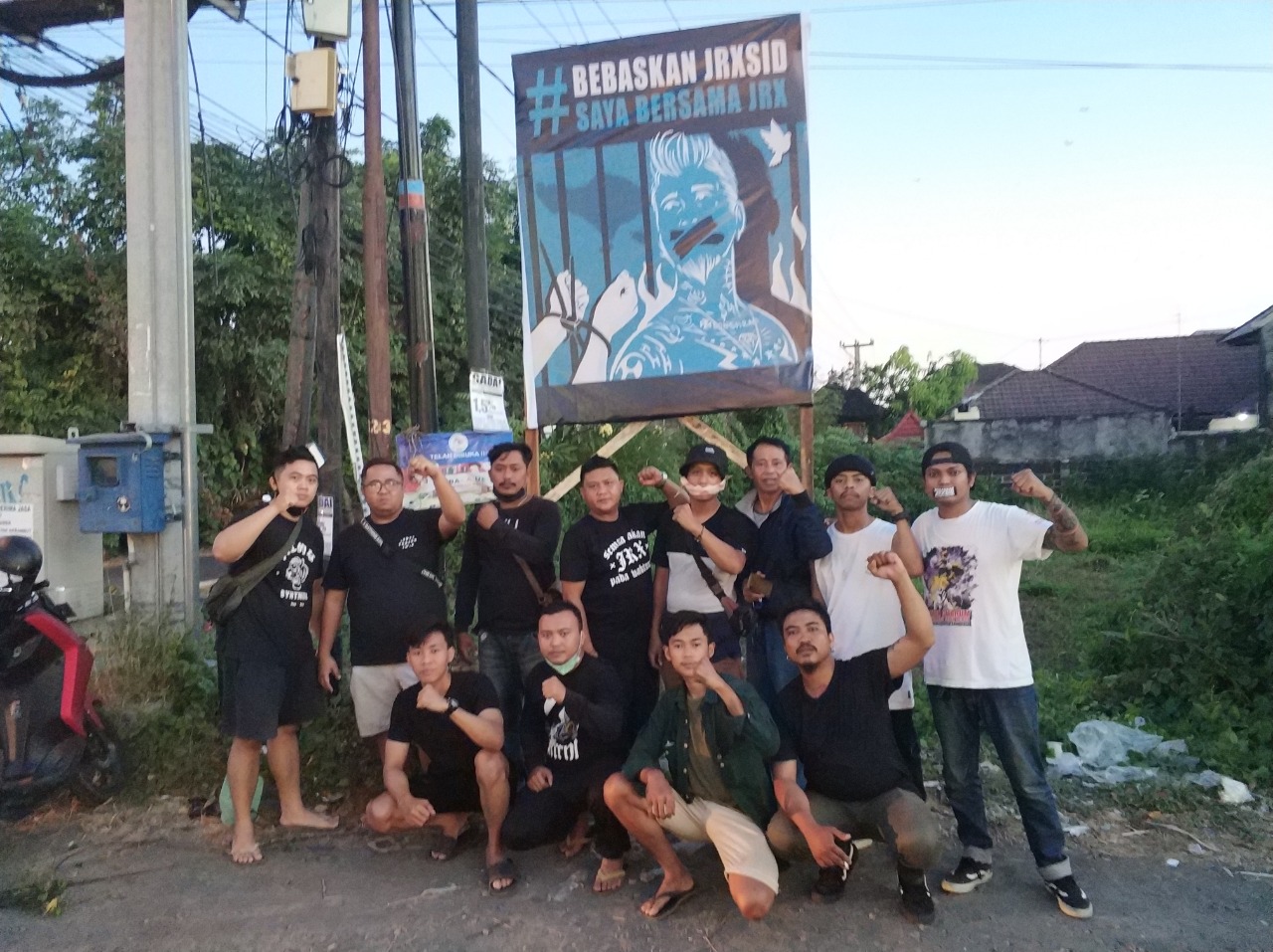 Solidaritas Jrx SID memasang baliho di sejumlah titik di Kota Denpasar, mendesak agar penangguhan penahanan untuk Jerinx dikabulkan.