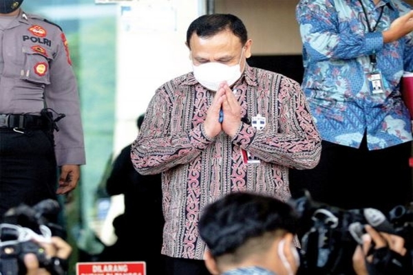 Ketua KPK Firli Bahuri pamit kepada jurnalis seusai menjalani sidang etik di Gedung KPK, Jakarta, kemarin.