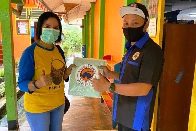 GPN NasDem Papua Barat Bagikan APD Kepada Warga.