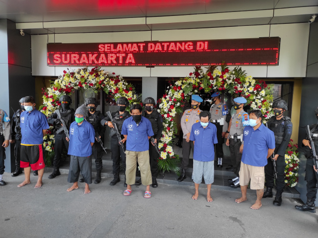 LIma pelaku intoleran di rumah Habib Sagaf Al Jufri di halaman Polres Surakarta. Saat ini polisi kembali menangkap 9 pelaku lainnya. 