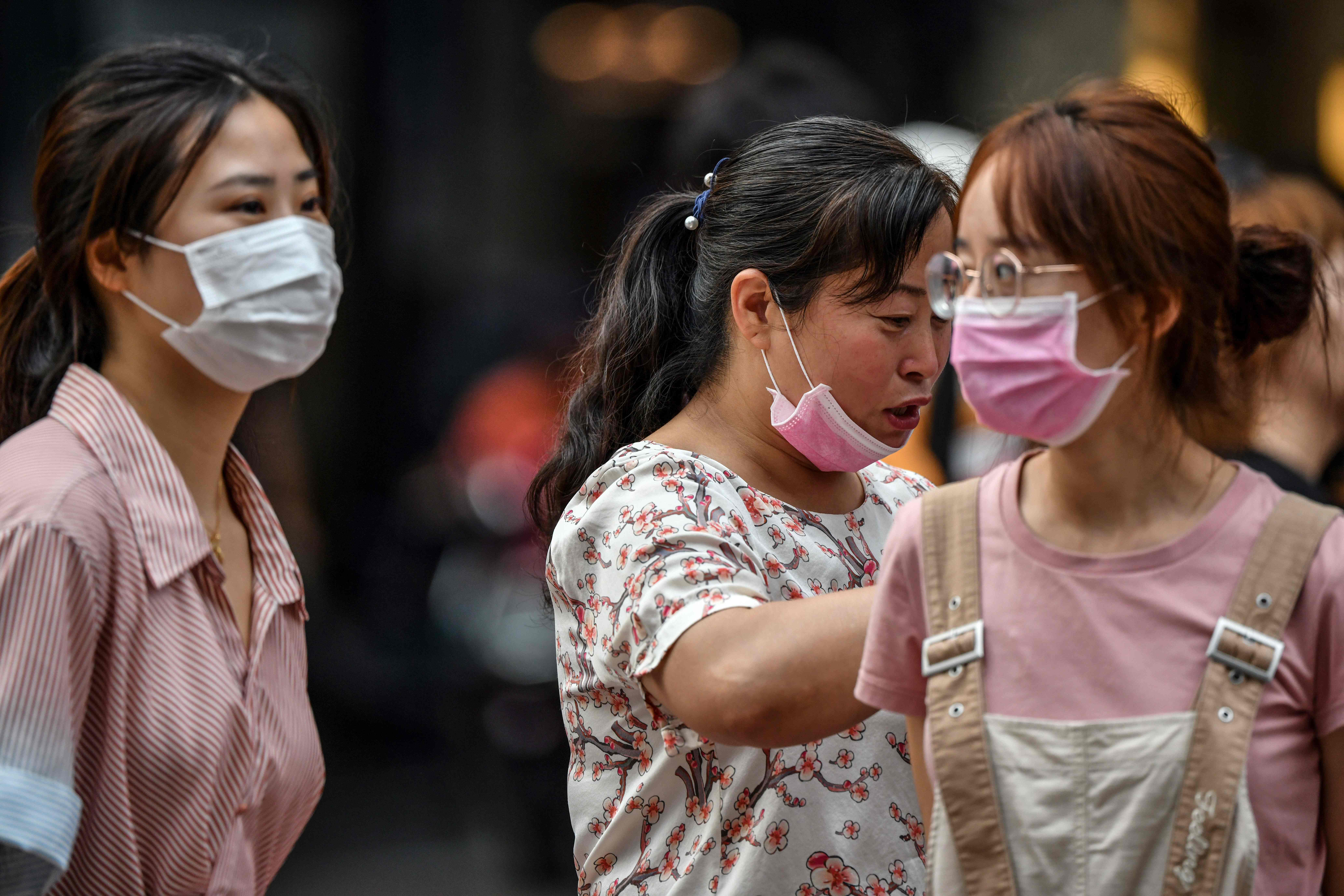 Warga mengenakan masker di Shanghai, Tiongkok