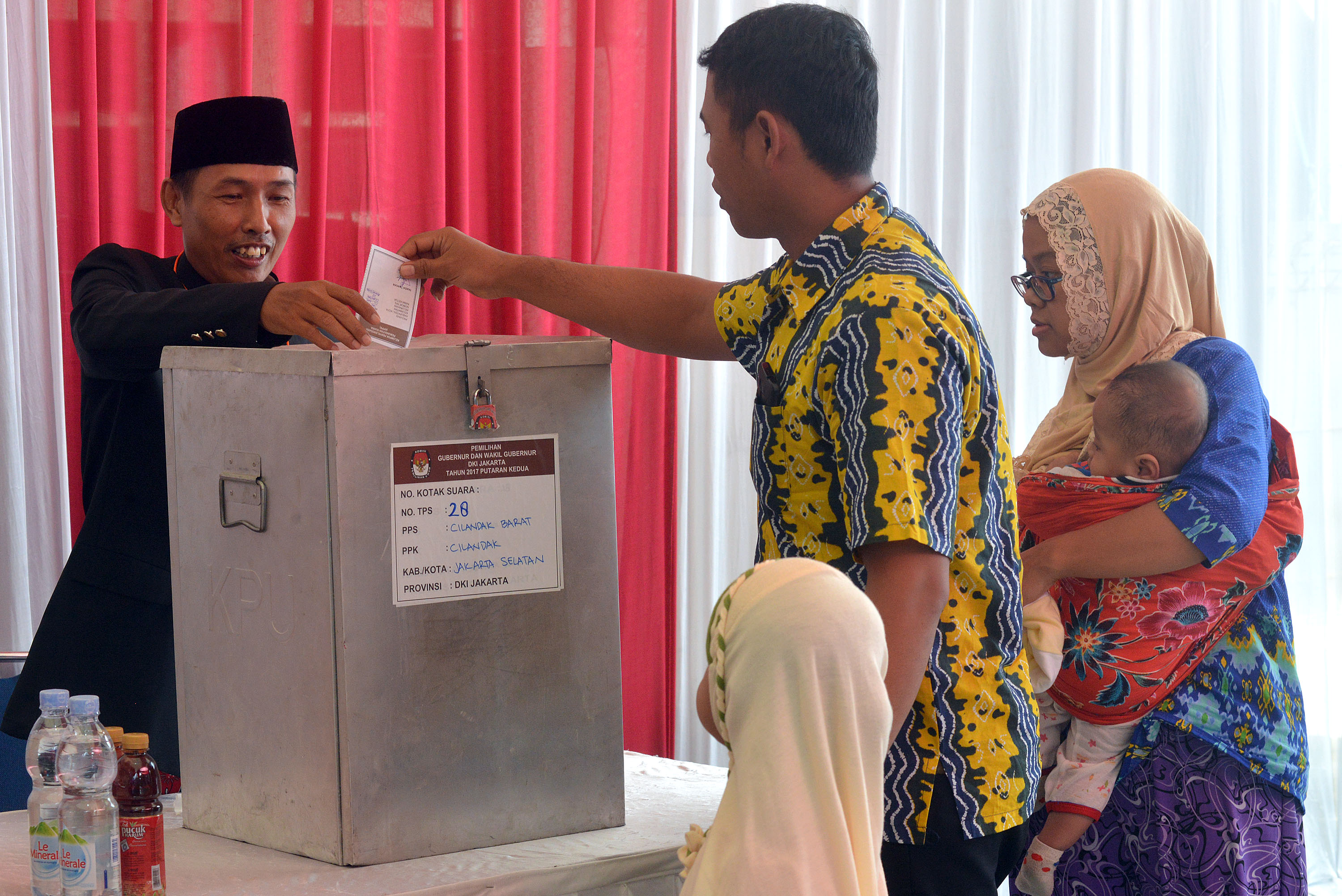 Pemilih menggunakan hak pilihnya di TPS 28 Cilandak, Jakarta Selatan pada Pilkada DKI Jakarta, 2017 lalu.