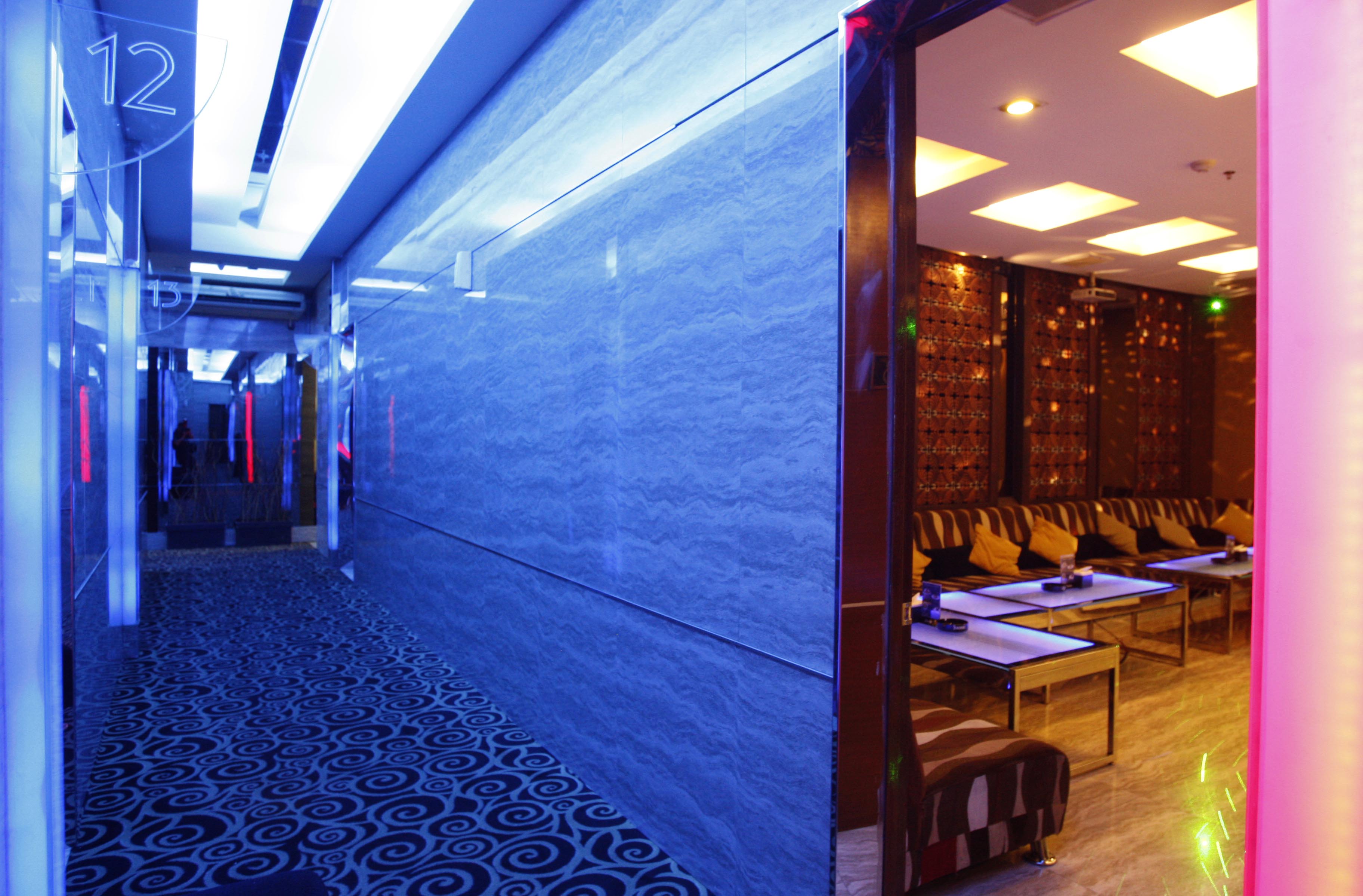 Pemprov Jabar belum mengizinkan bioskop dan tempat hiburan malam dibuka lagi.