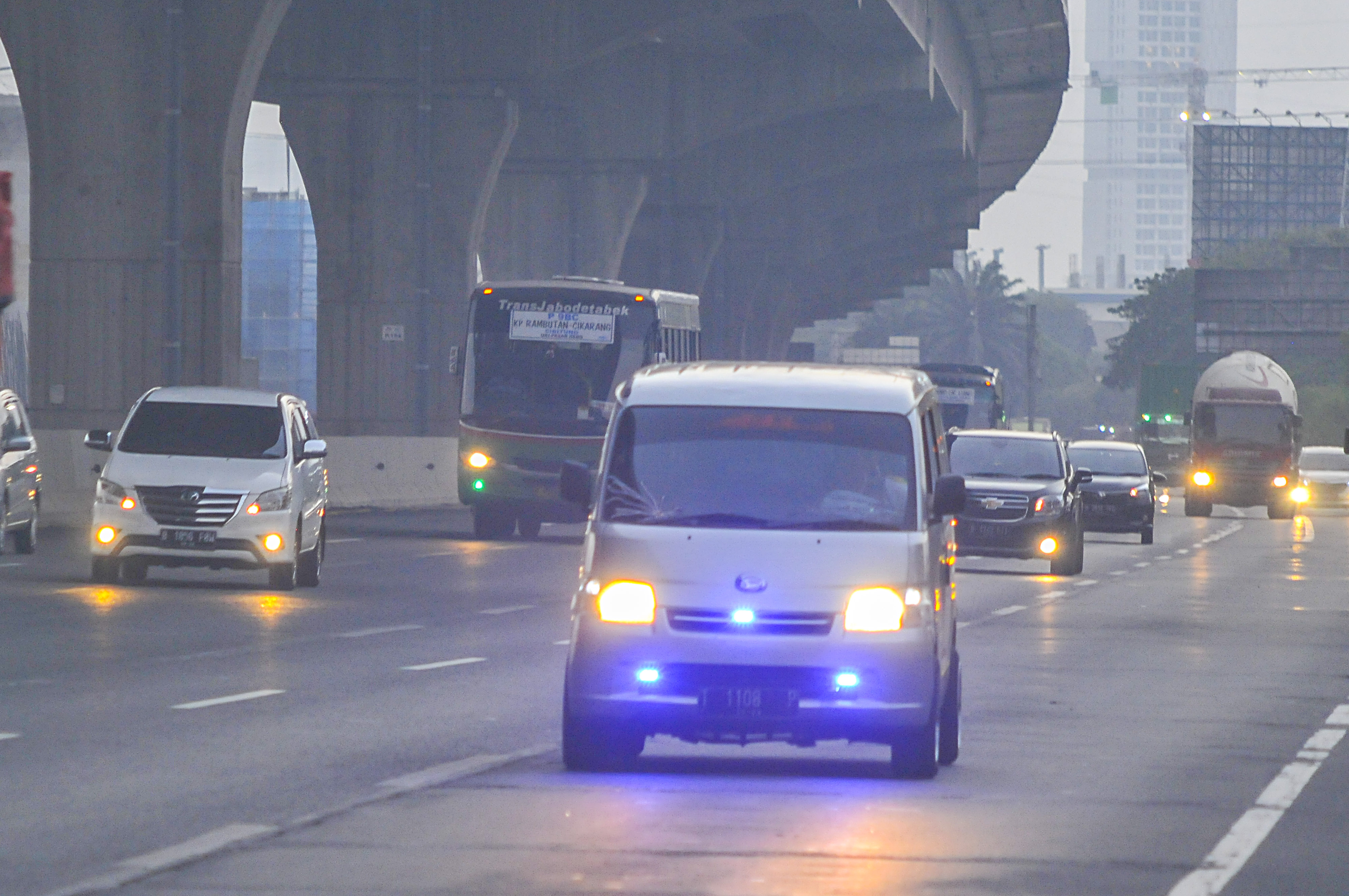 Sejumlah kendaraan melaju di tol Jakarta-Cikampek di Tambun, Kabupaten Bekasi, Jawa Barat, kemarin.