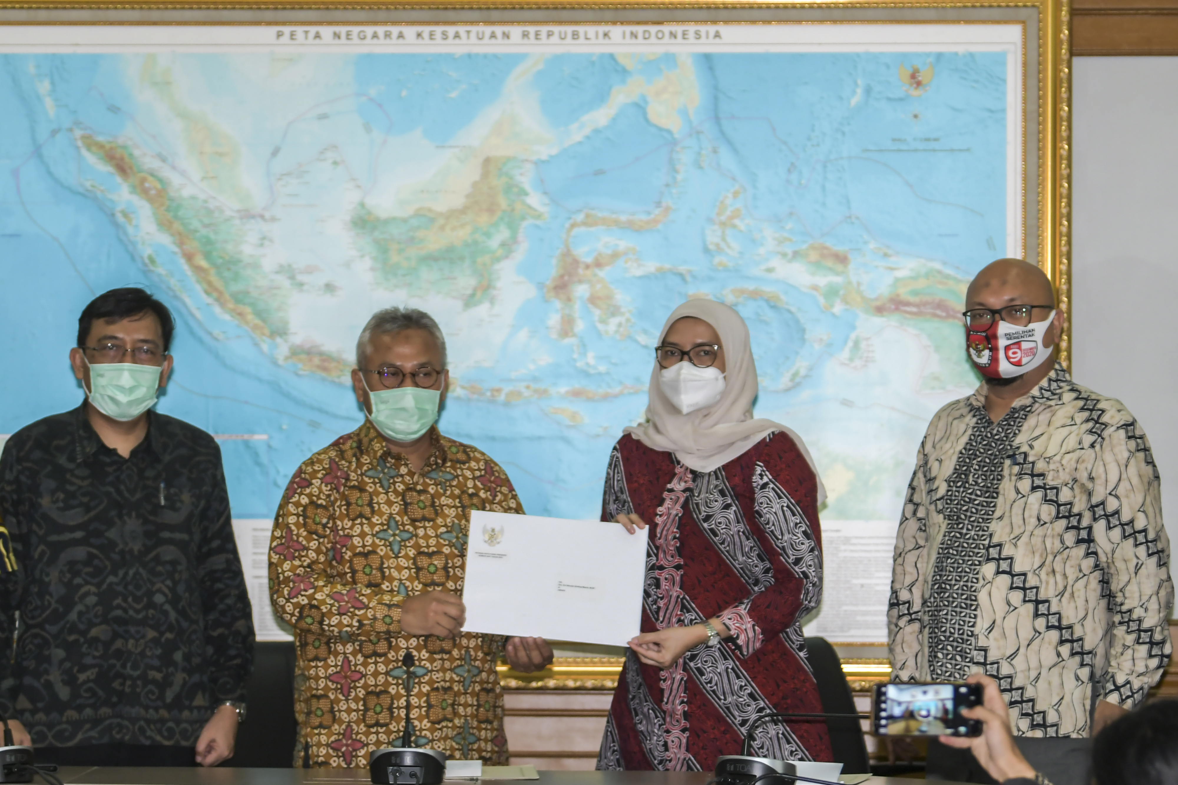  Ketua KPU RI Arief Budiman (kedua kiri) menyerahkan petikan Keppres kepada Komisioner KPU Evi Novida Ginting, Senin (24/8).