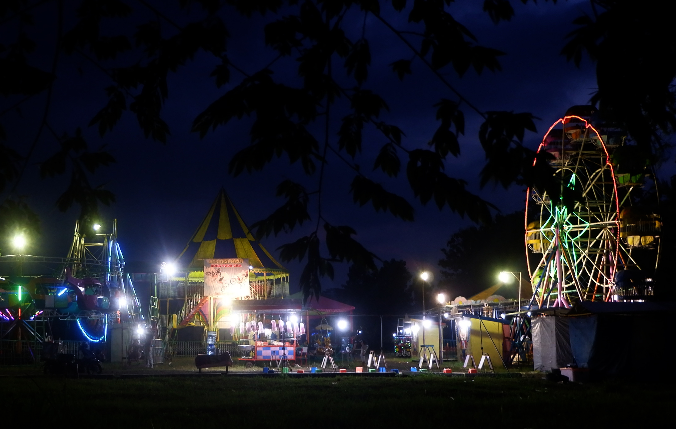 Suasana wahana permainan pasar malam yang beroperasi di Depok, Jawa Barat, Senin (17/8/2020). 