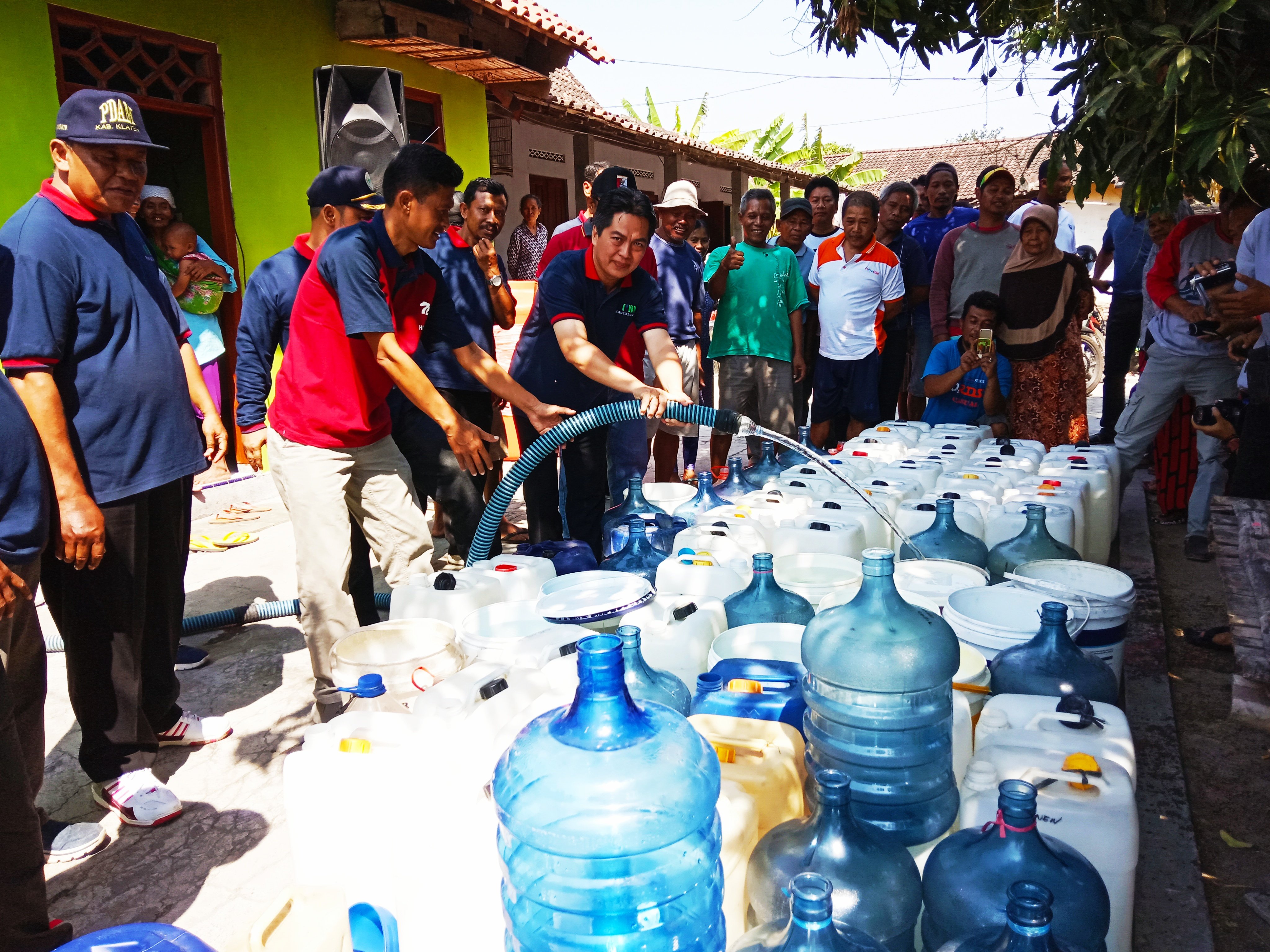 Penyaluran bantuan air bersih untuk warga desa di Kabupaten Klaten yang mengalami kekeringan.