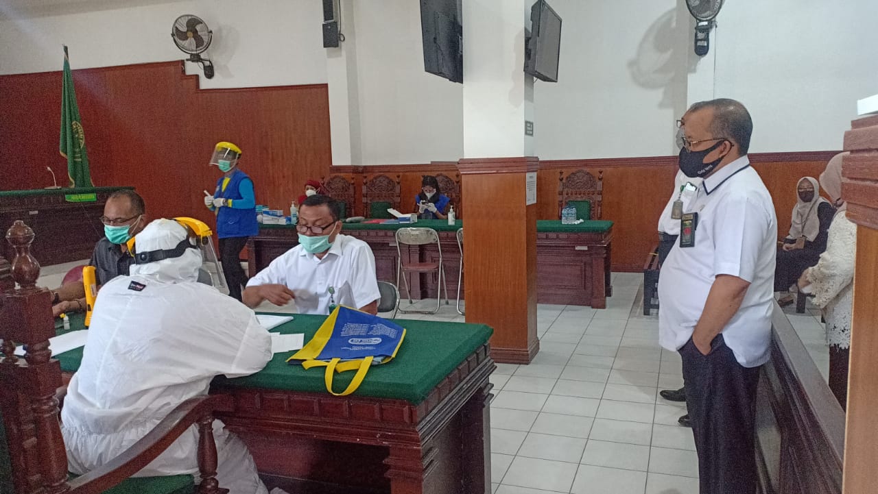 Seluruh pegawai di lingkungan PN Sidoarjo menjalani rapid test covid-19 setelah seorang hakim dinyatakan positof virus korona.