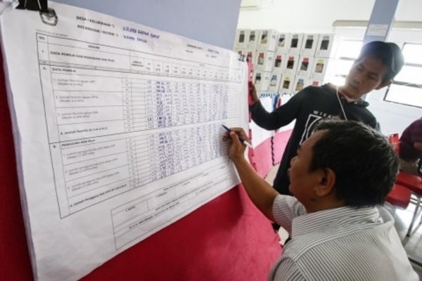 Ilustrasi -- Petugas Panitia Pemilihan Kecamatan (PPK) melakukan rekapitulasi surat suara di tingkat Kecamatan di GOR Kelapa Gading, Jakarta