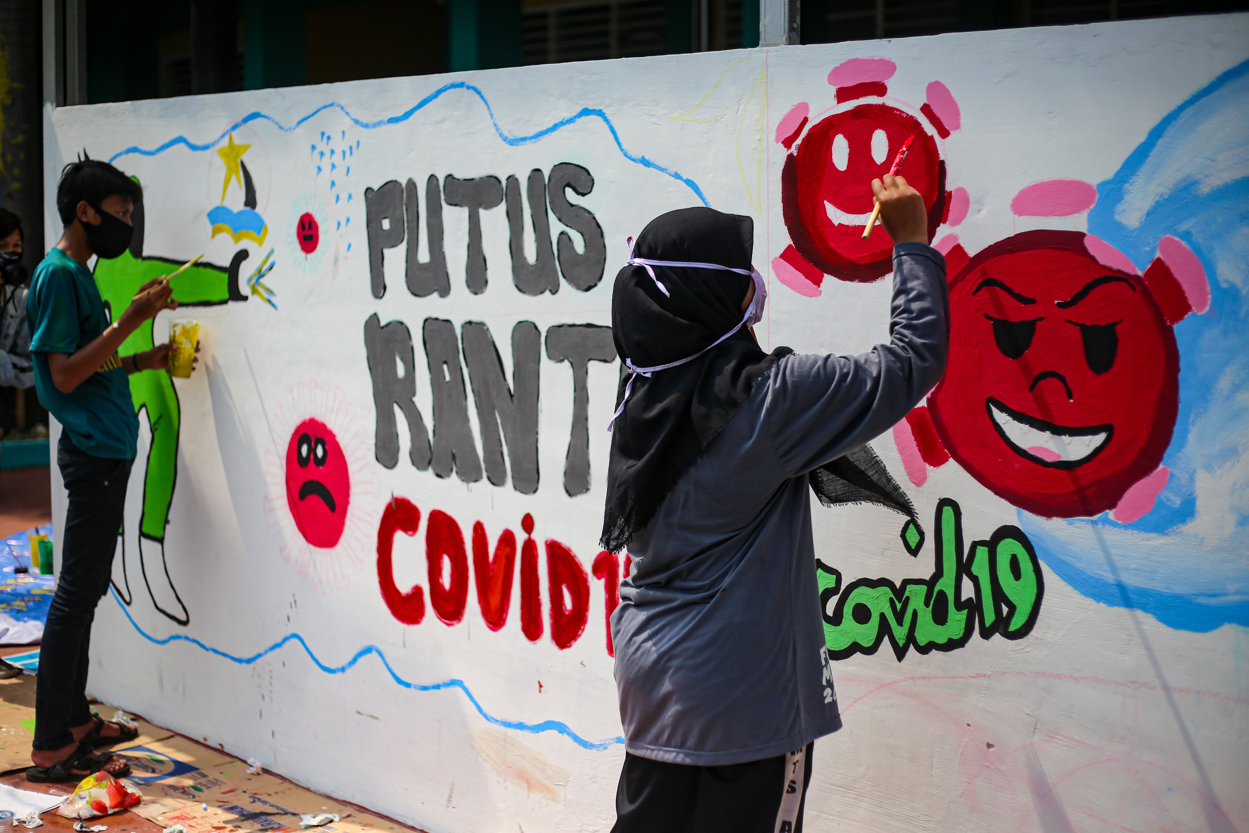 ilustrasi: Sejumlah siswa sekolah Al-Husna mengikuti lomba mural di Sekolah Al-Husna, Kota Tangerang