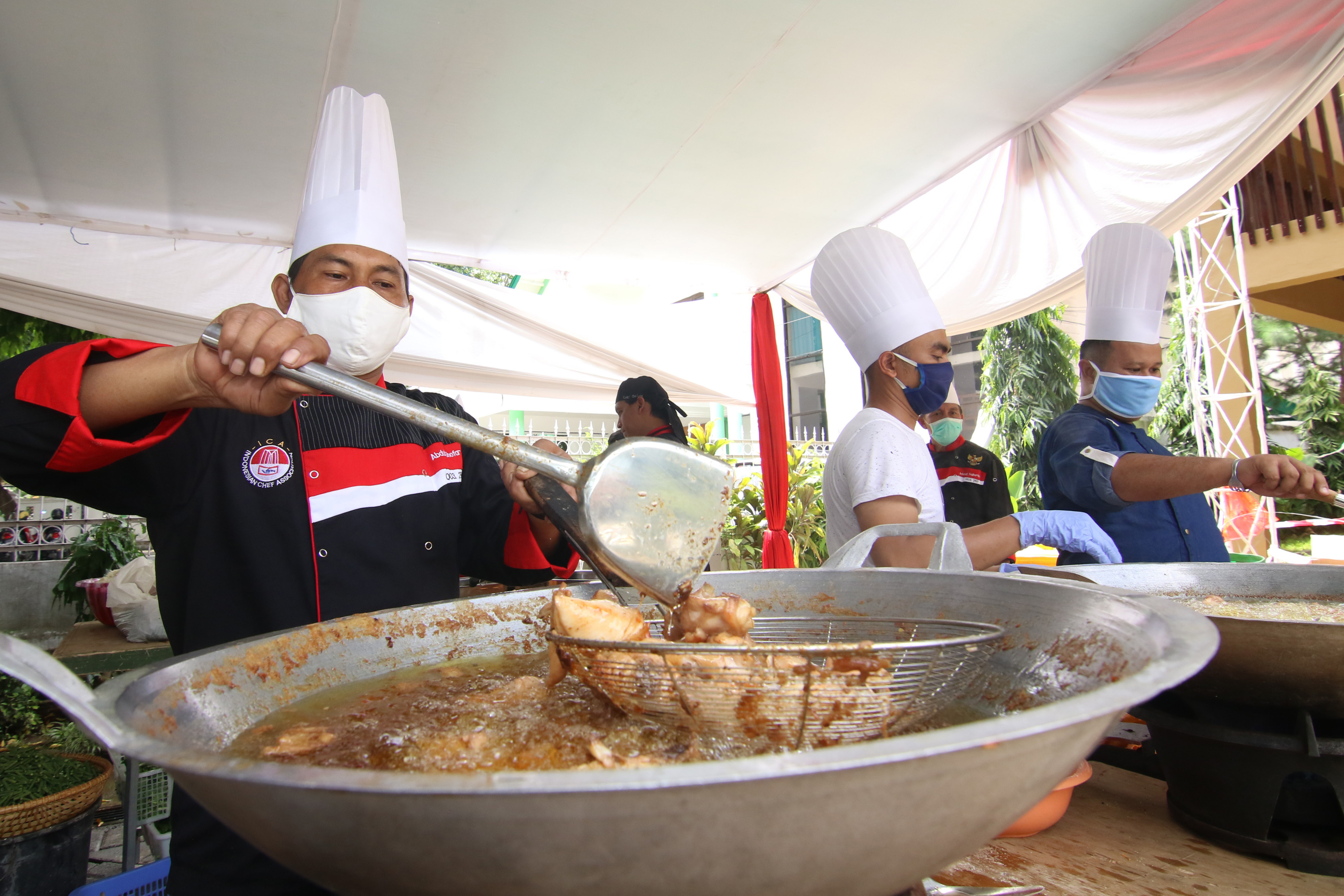 Sejumlah koki memasak di dapur umum di Banyuwangi.