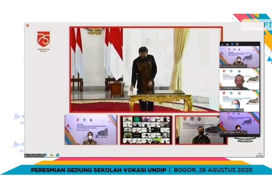 Presiden Joko Widodo menandatangani prasasti peresmian Gedung Sekolah Vokasi Universitas Diponegoro (Undip), Rabu (26/8).