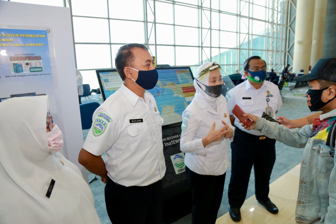 Kepala BMKG Dwikorita Karnawati diwawancarai.