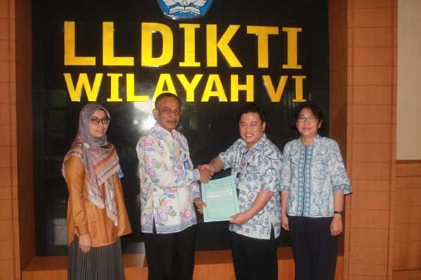 Rektor Unika Prof Ridwan Sanjaya MS IEC (kedua kanan) menerima SK tentang Izin Pembukaan Program Studi Arsitektur Program Doktor.