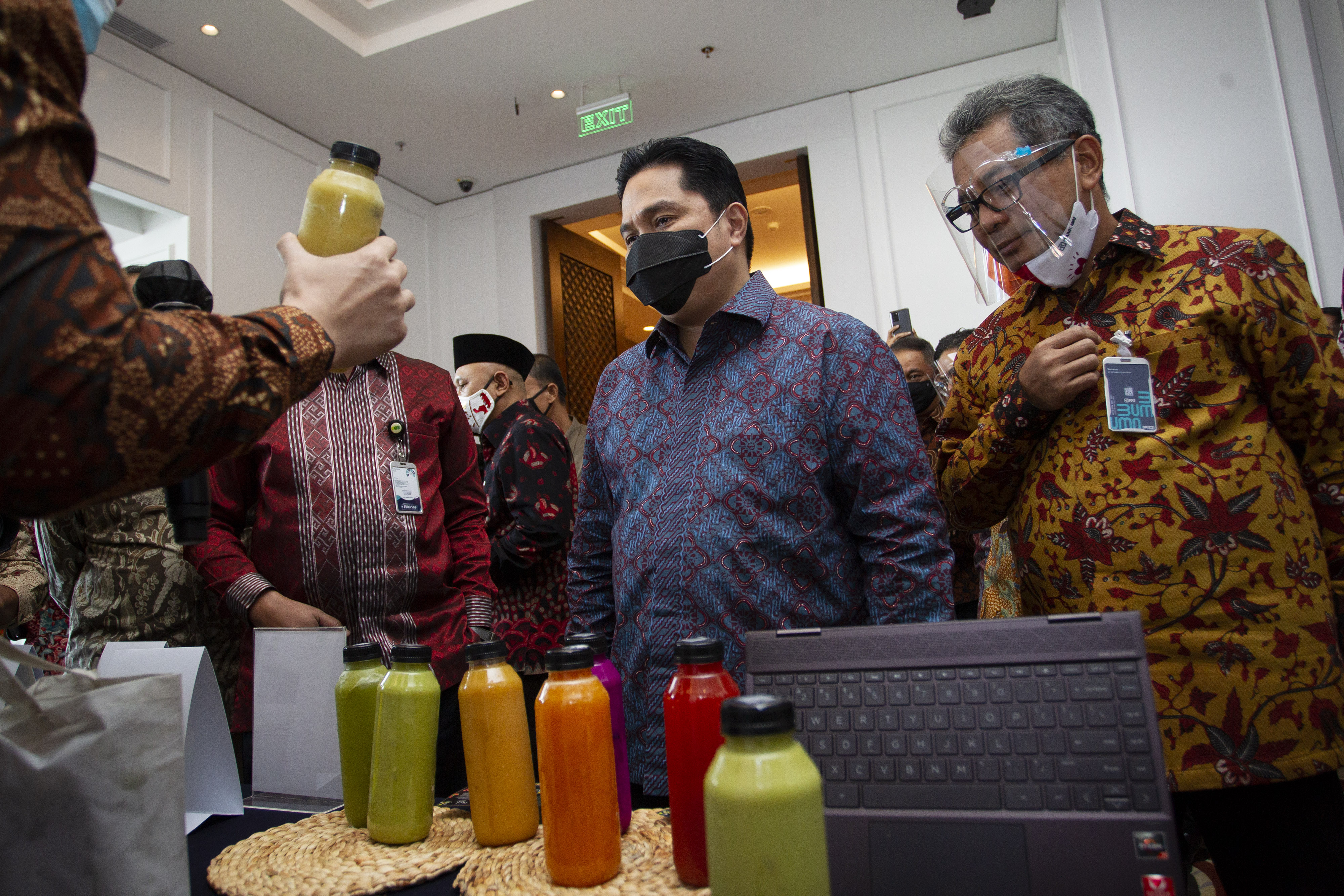 Menteri BUMN Erick Thohir (tengah) mengamati produk yang dipamerkan dalam peluncuran program PaDi UMKM, di Plaza Mandiri, Jakarta, kemarin.