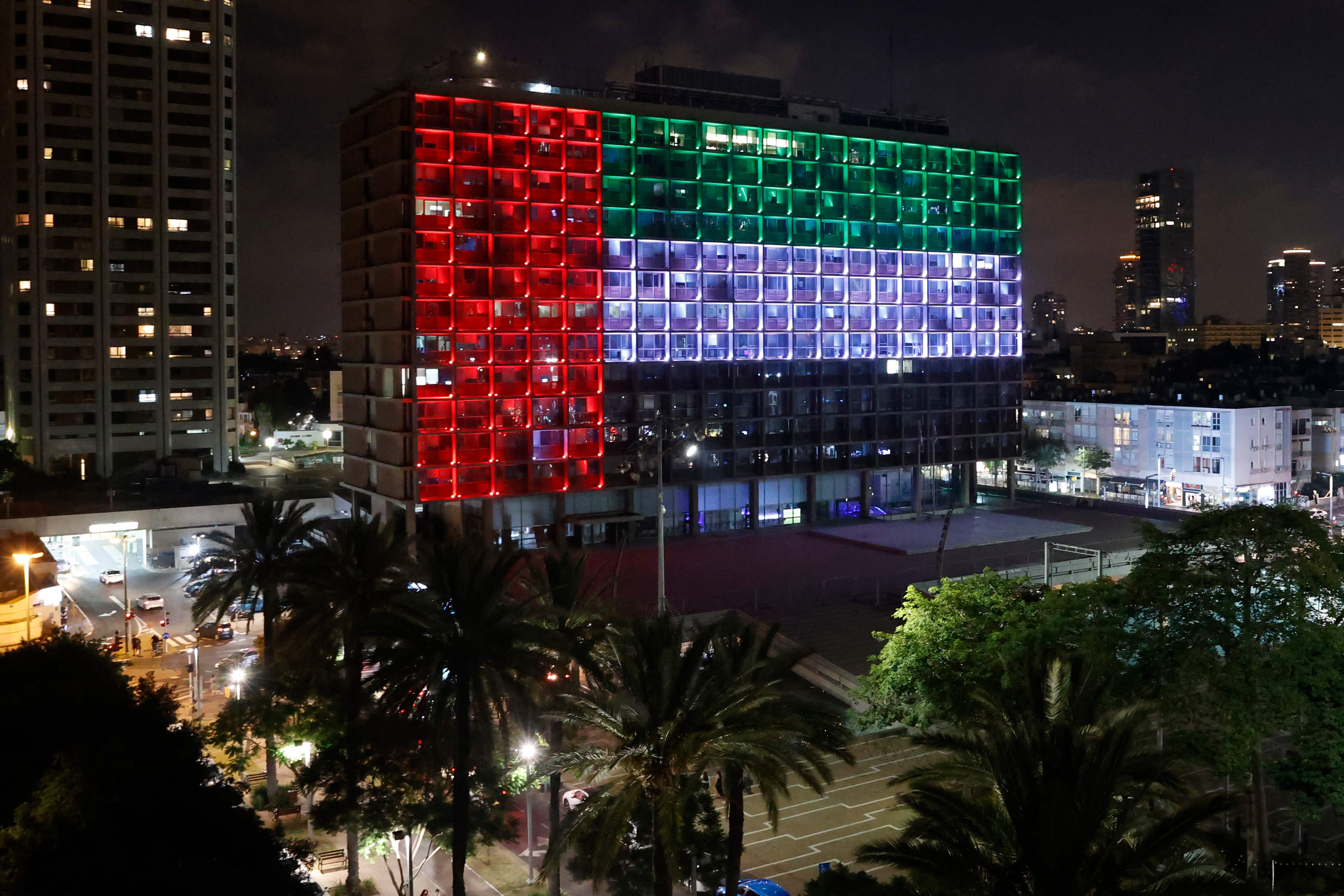 Gedung Balai Kota Tel Aviv, Israel dinyalakan sesuai warna bendera Uni Emirat Arab setelah kedua negara sepakat menormalisasi hubungan.