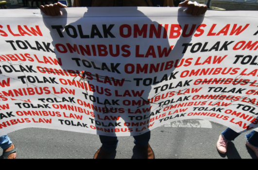 Front Rakyat Tolak Omnibus Law (Frontal) membawa spanduk saat melakukan aksi unjuk rasa di Depan Gedung DPR RI, Jakarta.