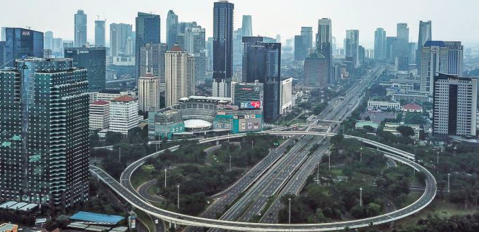 Foto udara kawasan pusat bisnis di Jakarta yang lengang saat pemberlakuan pembatasan sosial berskala besar (PSBB), Jumat (10/4/2020).