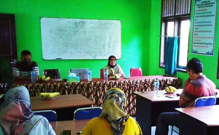 Kasubbid Kelembagaan Petani - Pusluhtan, Dwi Hayanti memimpin kegiatan sosialisasi di BPP Ciwaringin.