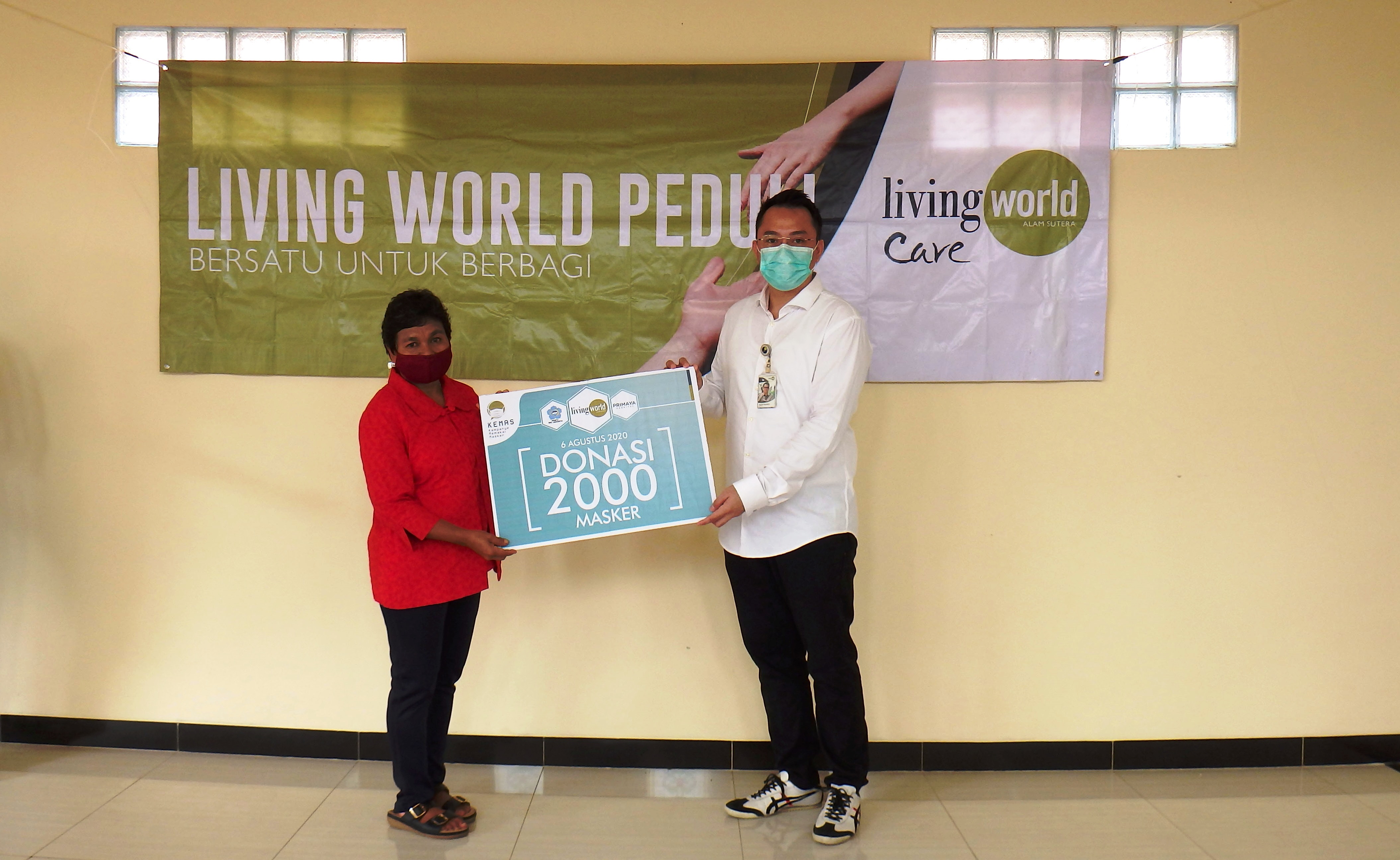 Manager Marketing Living World Alam Sutera Romi Mulyadi (kanan) menyerahkan donasi.