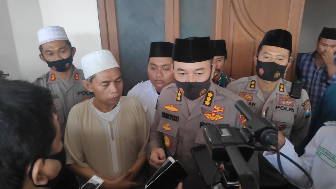 Kabid Humas Polda Jatim Kombes Trunoyudo Wisnu Andiko berkunjung ke Ponpes Darul Amin Sumber Telor. 