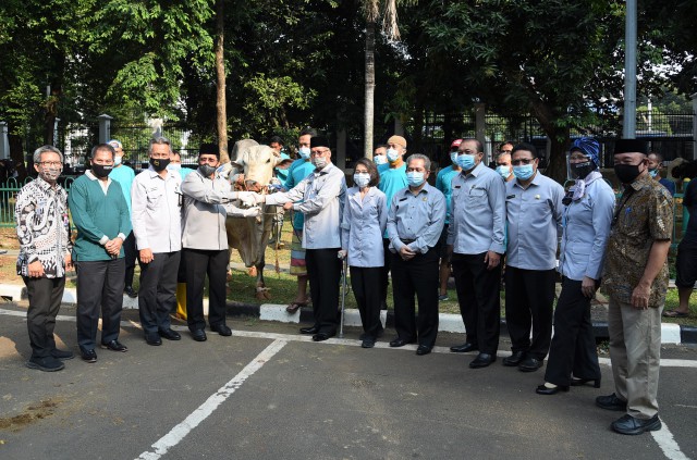 Sekjen DPR RI Indra Iskandar didampingi pejabat Kesetjenan DPR RI saat kurban di Kompleks Parlemen, Senayan, Jakarta, Senin (3/8).   