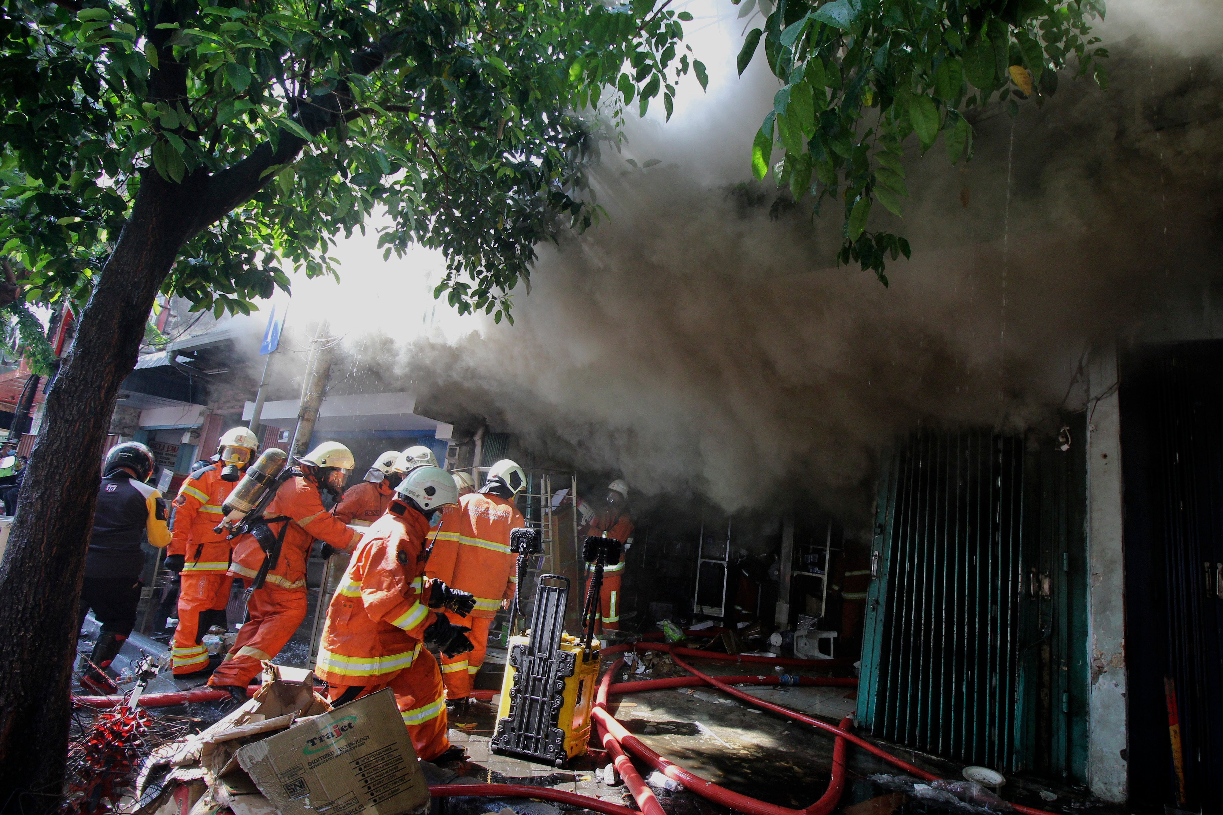 Kebakaran toko elektronik di Surabaya