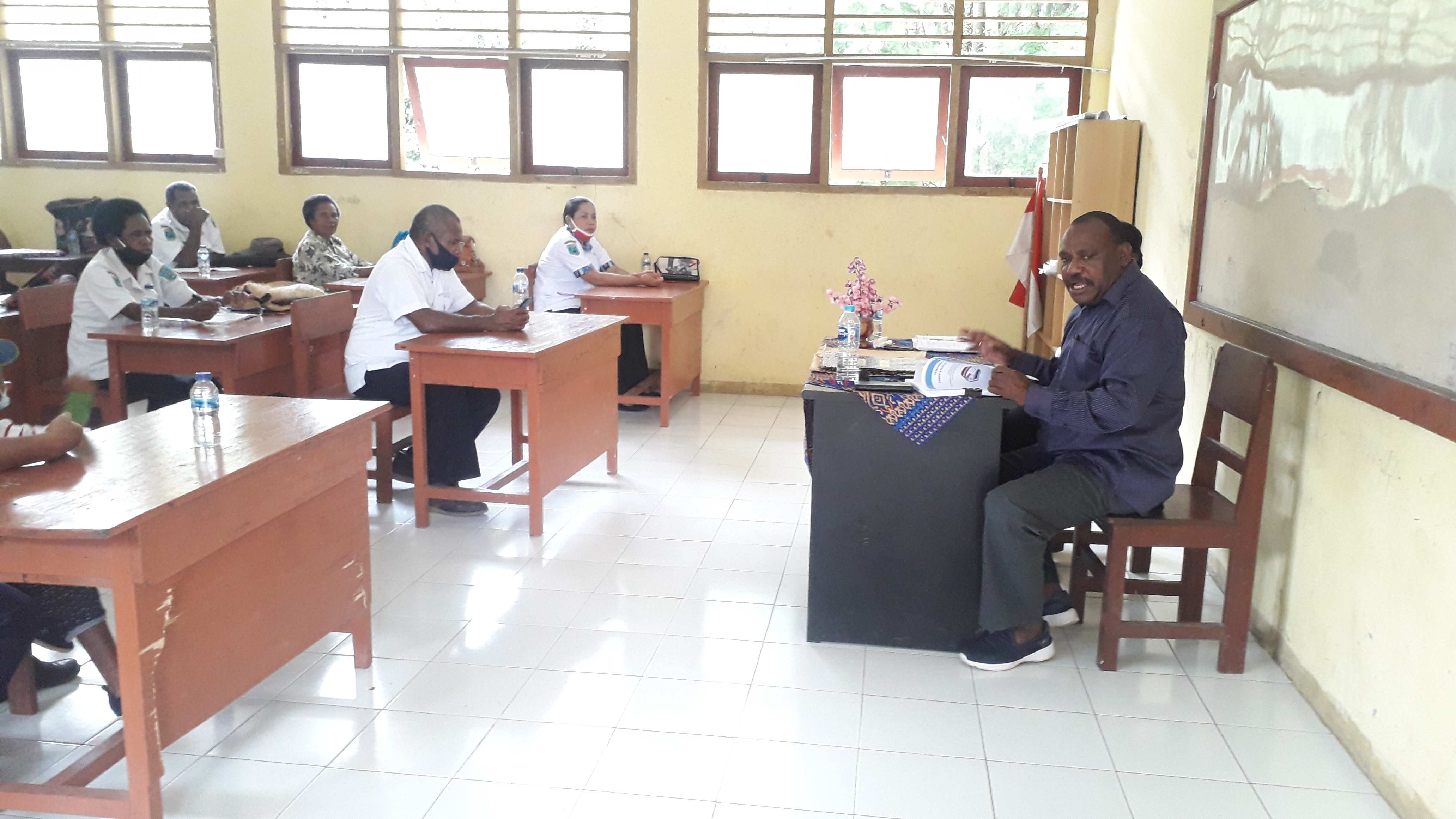 Kepala Dinas Pendidikan Kabupaten Maybart, Kornelius Kambu menyosialisasikan Program Indonesia Pintar di SMPN 1 Ayamaru, Kamis (13/8/2020).