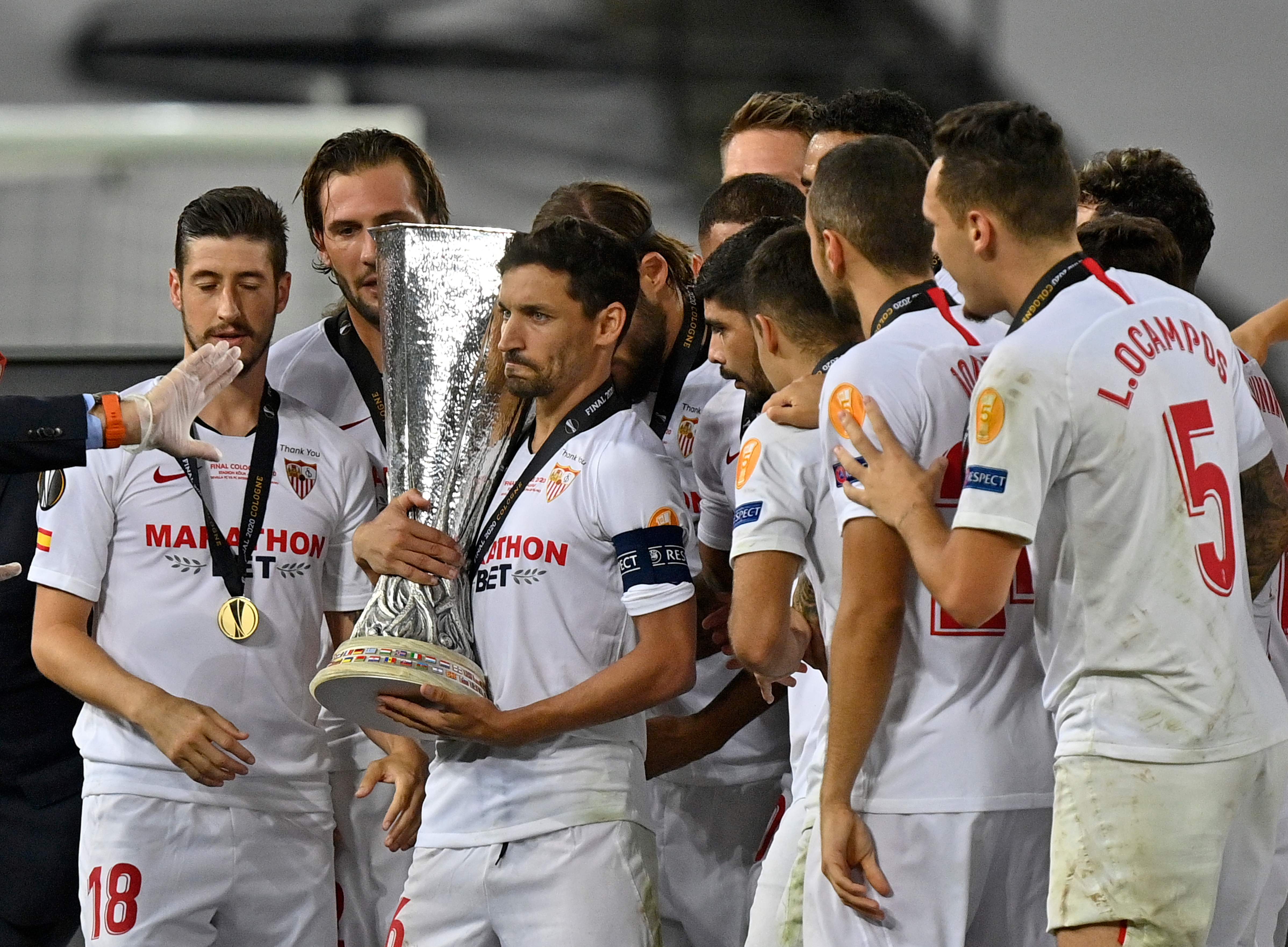 Kapten Sevllla Jesus Navas memegang trofi Liga Europa setelah di final mengalahkan Inter Milan 3-2.