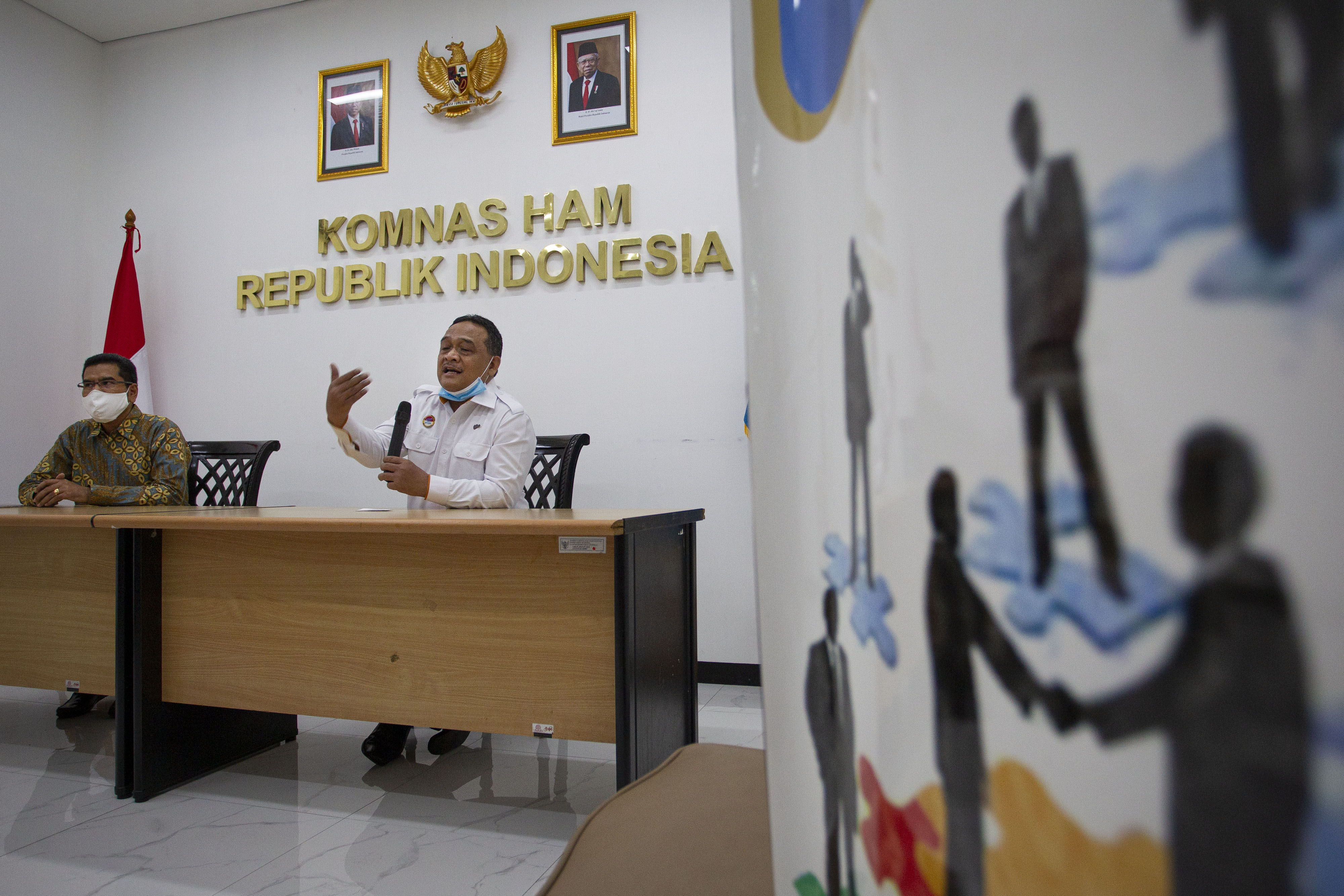 Kepala Badan Pelindungan Pekerja Migran Indonesia (BP2MI) Benny Rhamdani (kanan) bersama Wakil Ketua Eskternal Komnas HAM Amiruddin (kiri)