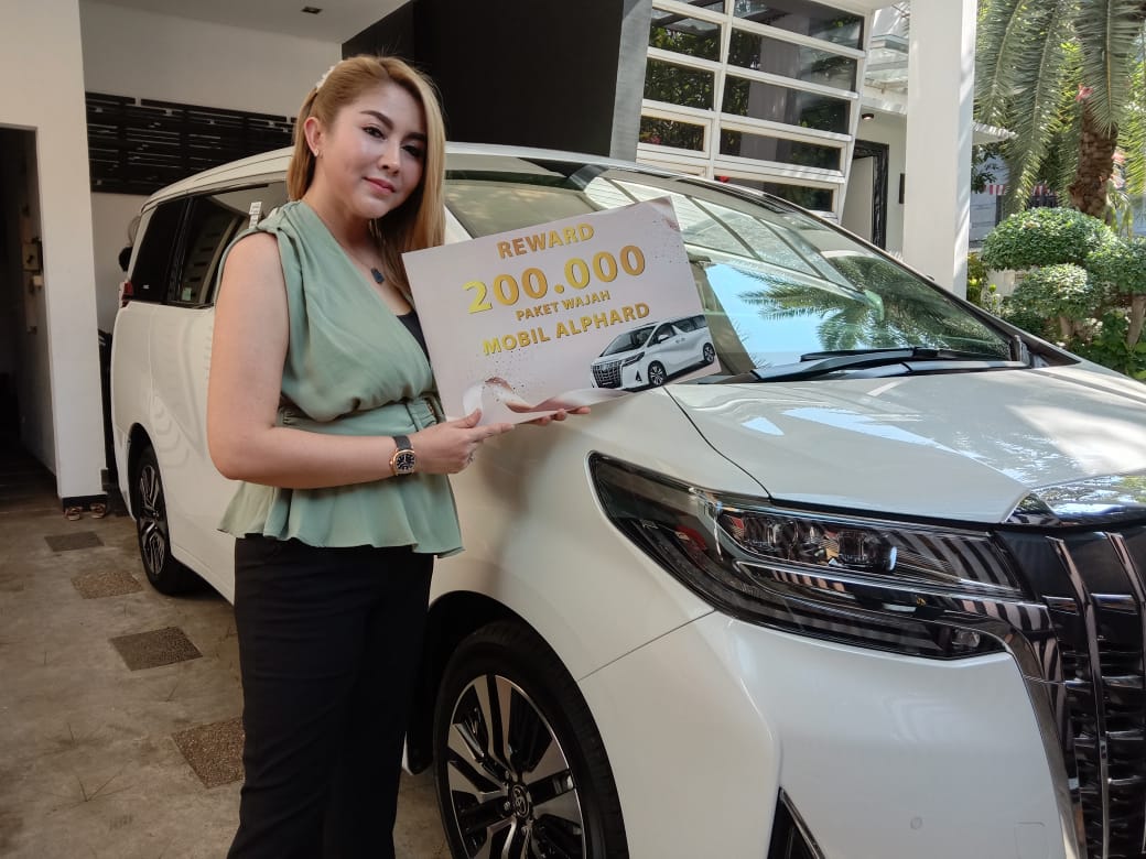 Seorang ibu rumah tangga yang sukses mendapatkan reward sebuah mobil dari menjual produk kecantikan.