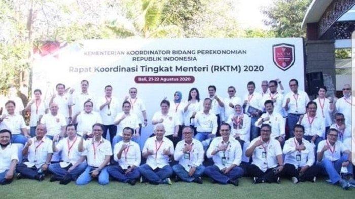 Para menteri dan pejabat panutan masyarakat berpose mengabaikan protokol kesehatan pencegahan Covid-19.