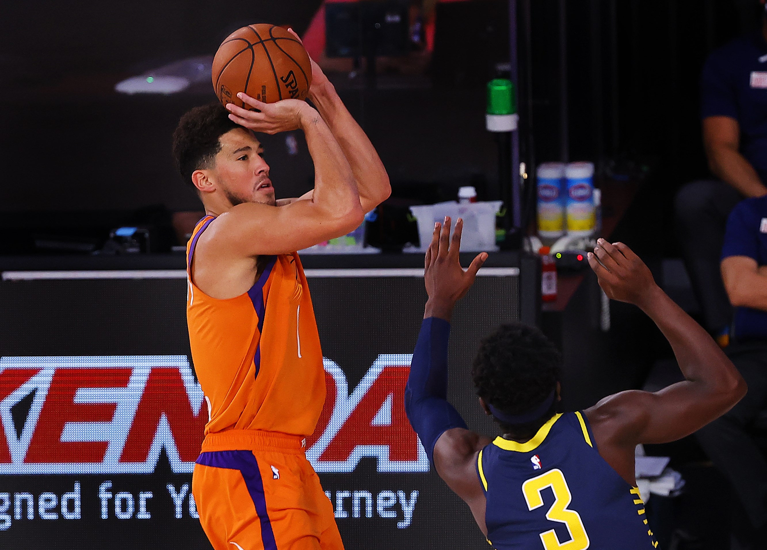 Pemain Phoenix Suns Devin Booker ketika melawan Indiana Pacers di Visa Athletic Center, Labe Buena Vista, Florida (6/8).