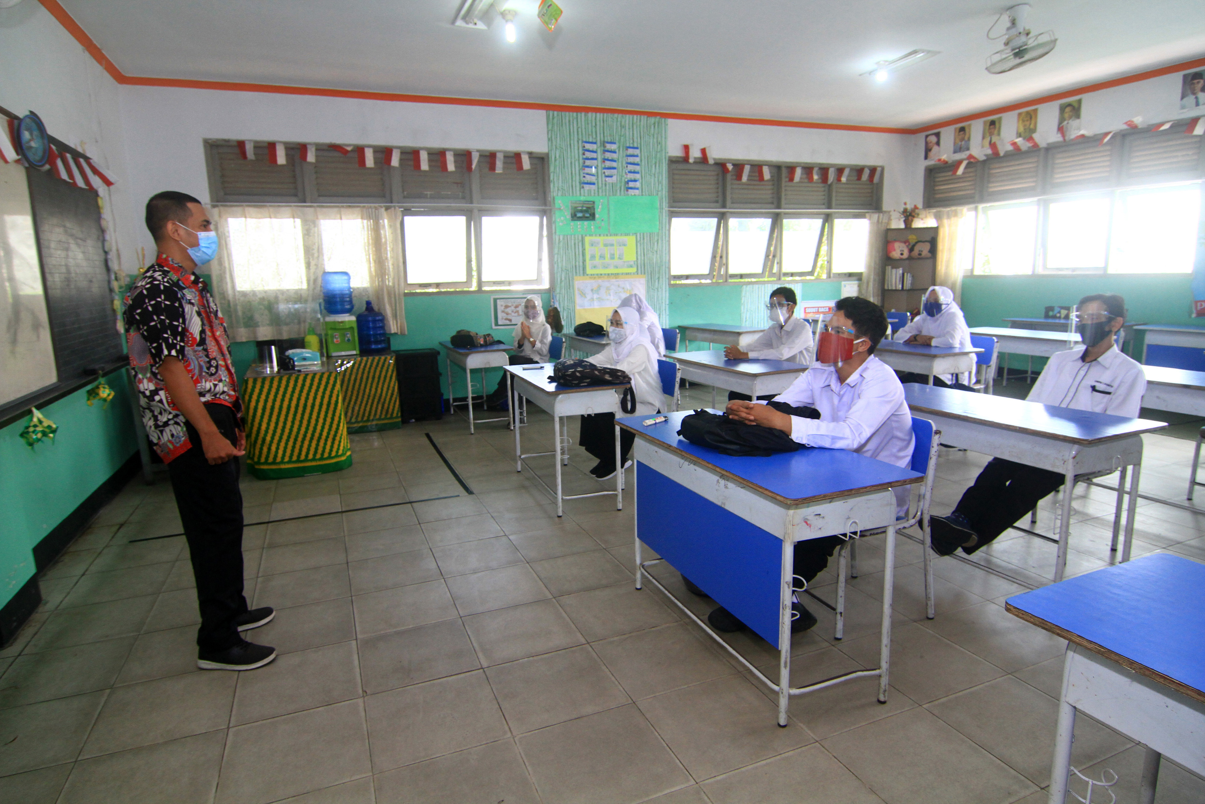 Guru dan siswa melakukan simulasi kegiatan belajar tatap muka di SMPN 1 Pontianak