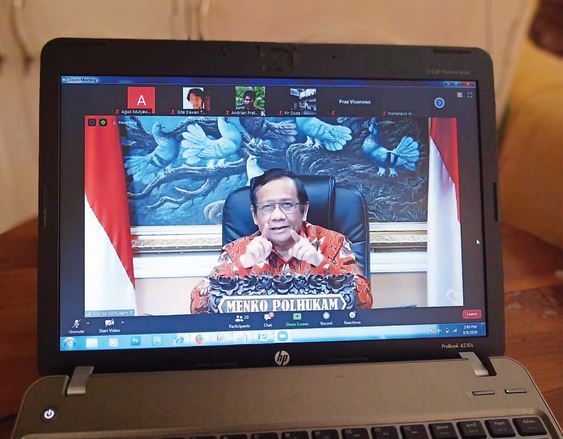 Menteri Koordinator Bidang Politik, Hukum, dan Keamanan Mahfud MD memberikan keterangan via virtual di Jakarta, kemarin.
