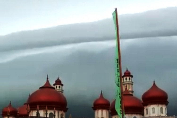Tangkapan layar yang terekam kamera warga diatas langit Masjid Agung Baitul Makmur Meulaboh, Aceh Barat, saat terjadinya fenomena alam awan 