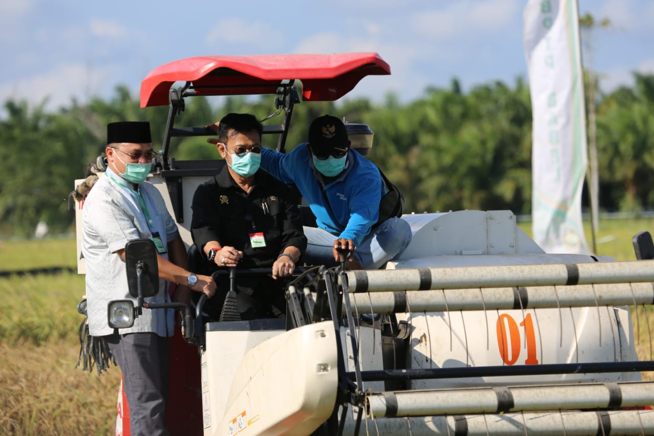 Mentan SYL (tengah) di atas traktor bersama Gubernur Babel Erzaldi Rosman (kiri).