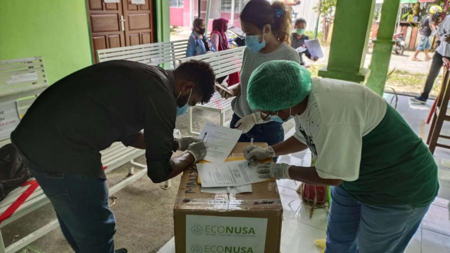 Penandatanganan dokumen penyerahan bantuan APD covid-19 dari Yayasan EcoNusa ke puskesmas di Manokwari, Papua Barat