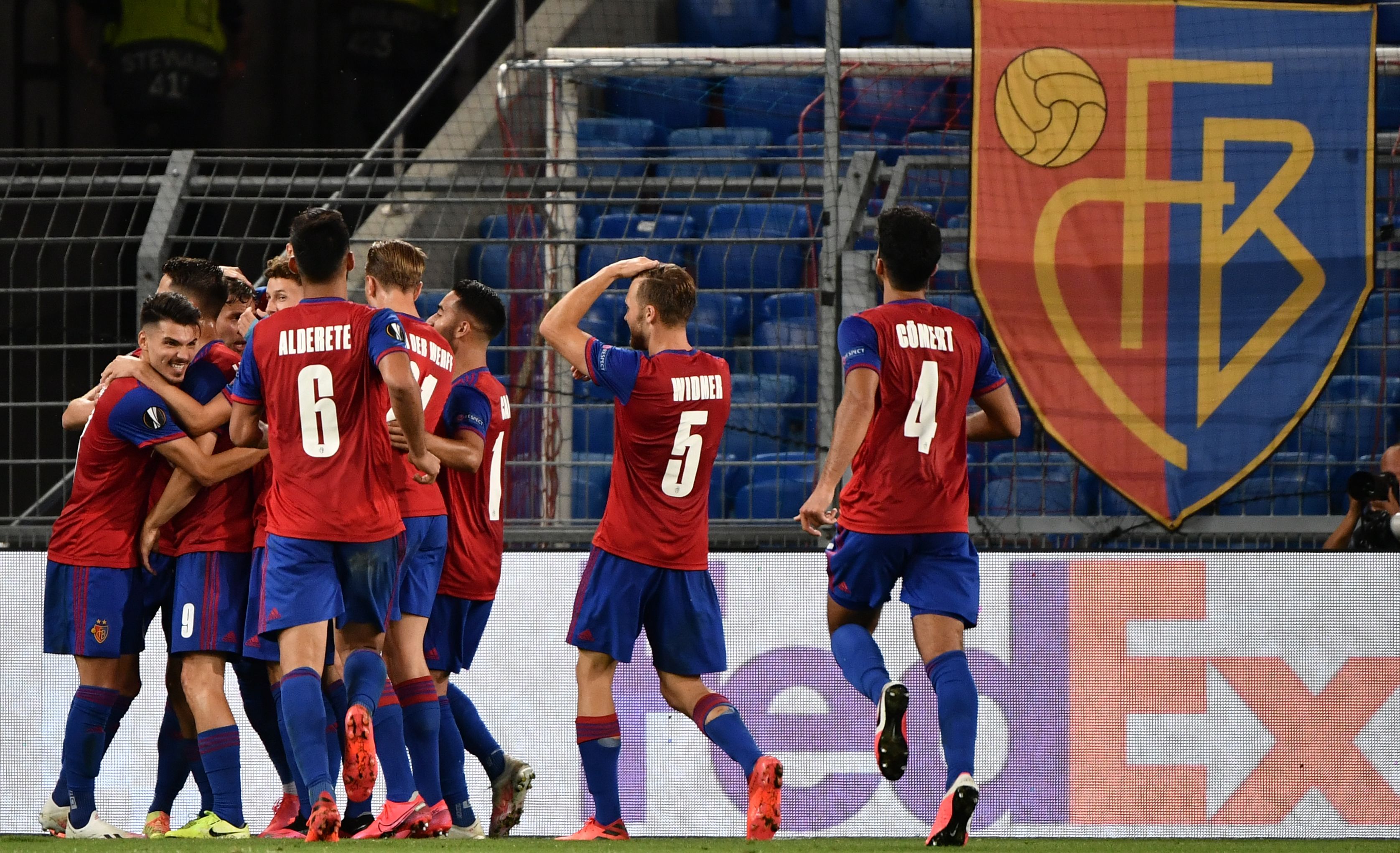 Pemain Basel merayakan gol ke gawang Eintracht Frankfurt dalam leg kedua 16 besar Liga Europa, Kamis (6/8). Basel menang 1-0. 