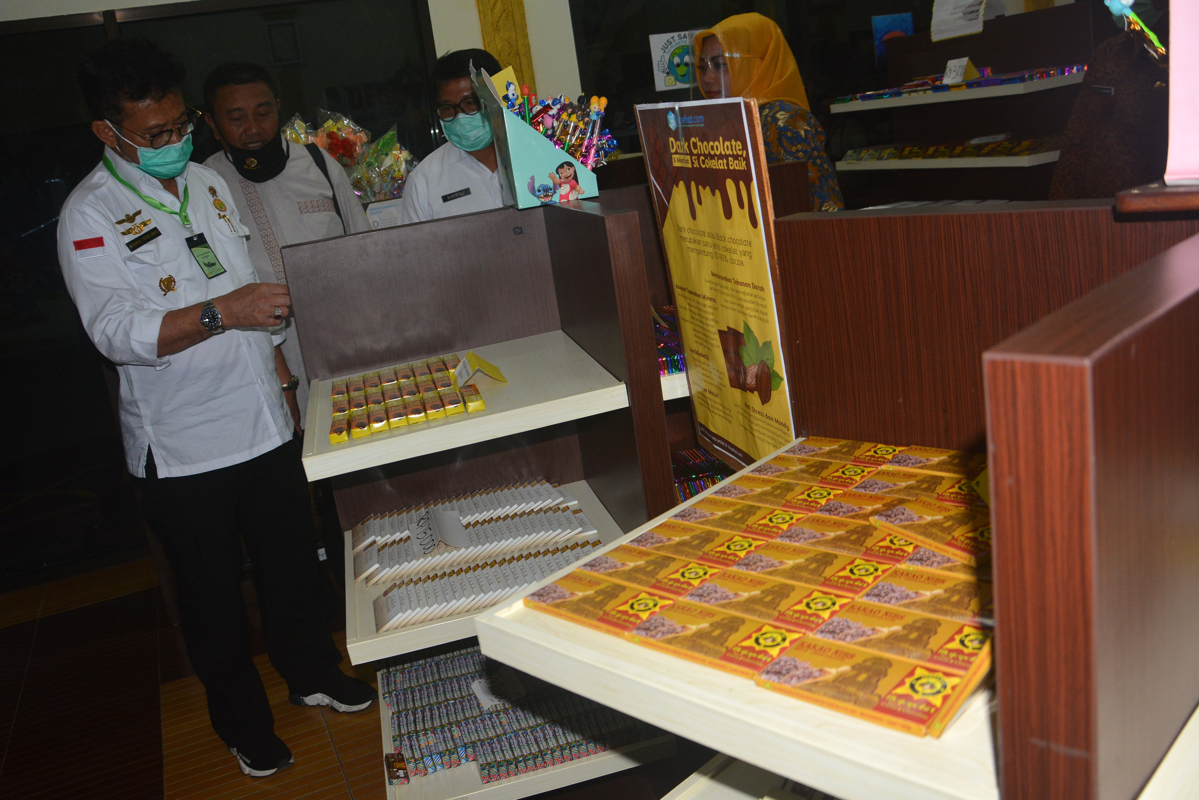 Menteri Pertanian (Mentan) Syahrul Yasin Limpo (kiri) melihat coklat hasil olahan industri pengolahan kakao kelompok tani Mulyo Jati  