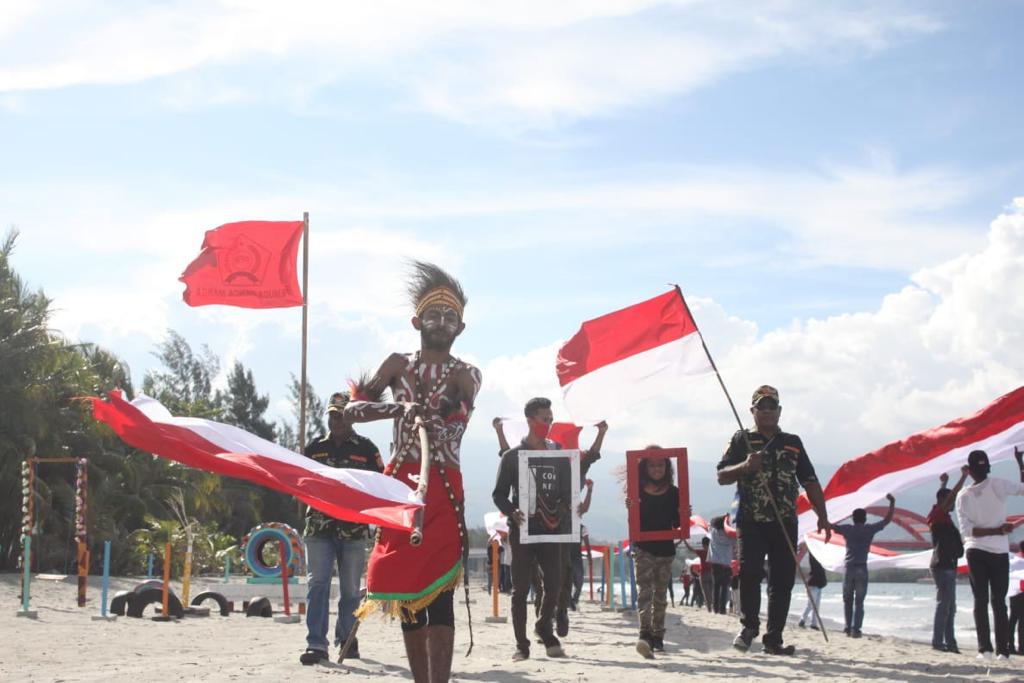 Bendera Merah-Purtih sepanjang 1 Km dibentangkan di Pantai Youtefa, Jayapura, Papua