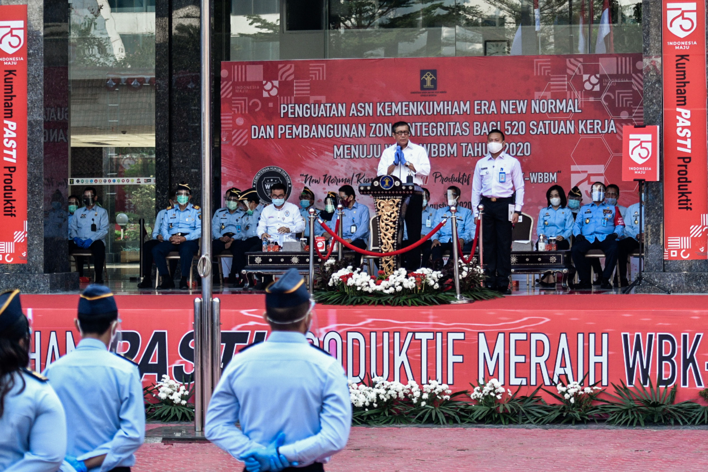  Menteri Hukum dan HAM, Yasonna Laoly (tengah) saat memimpin apel di lapangan upacara Kementerian Hukum dan HAM, Jakarta, Senin (3/8).
