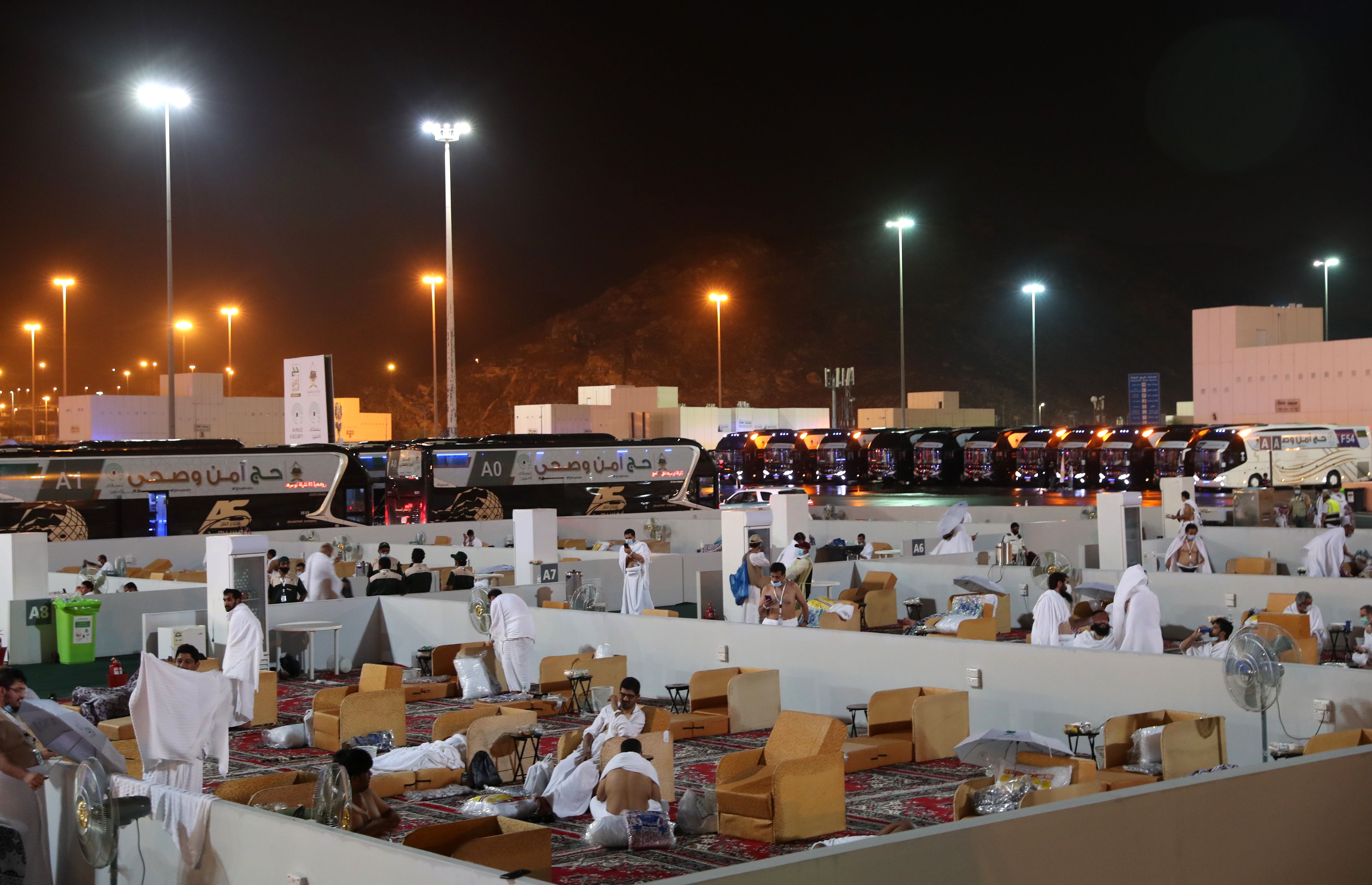 Jemaah beristirahat di Muzdalifa, sebelum bertolak ke Mina dalam musim haji 1441 H.