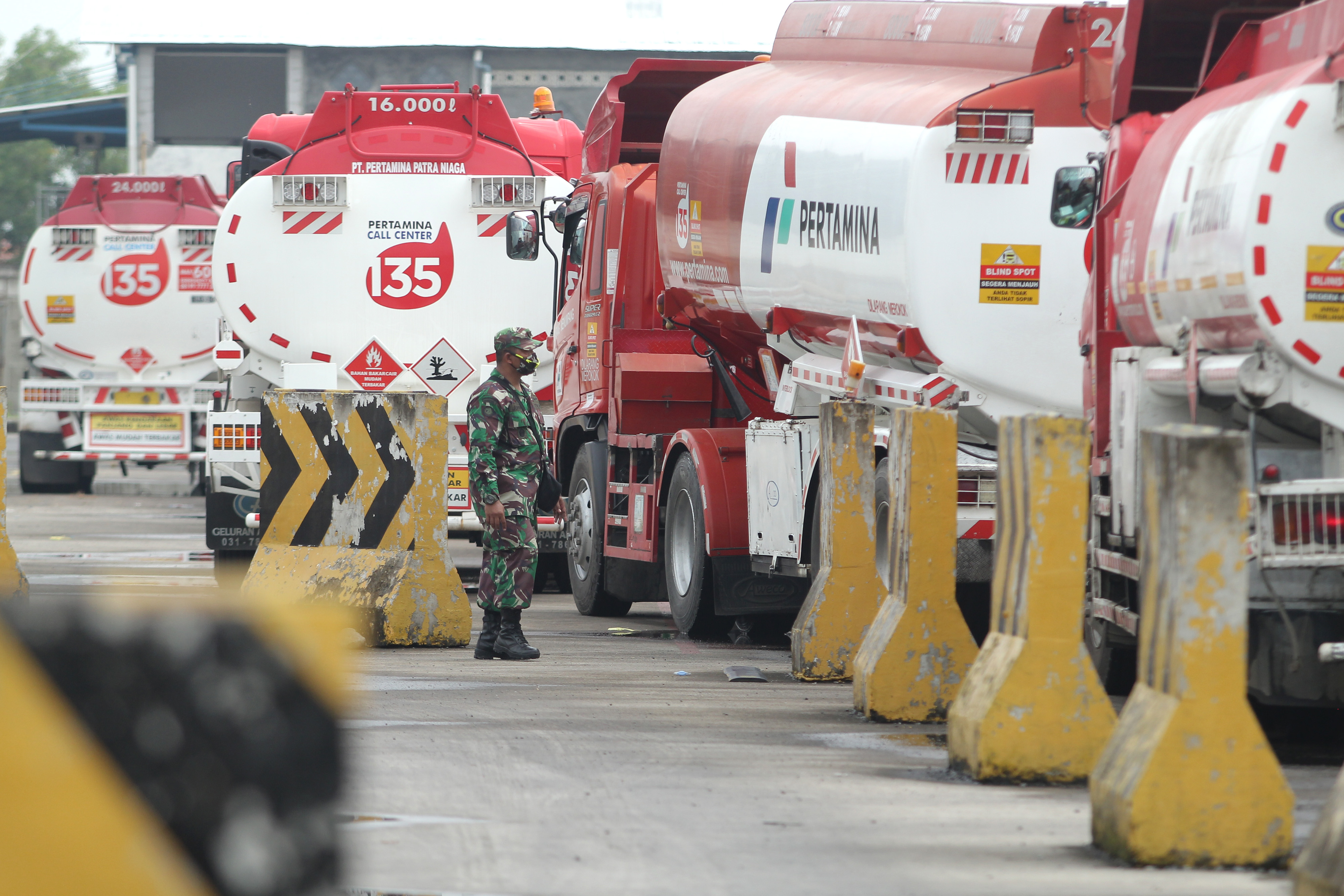 Anggota TNI mengawasi deretan truk tangki Pertamina di Terminal Balongan, Jawa Barat.