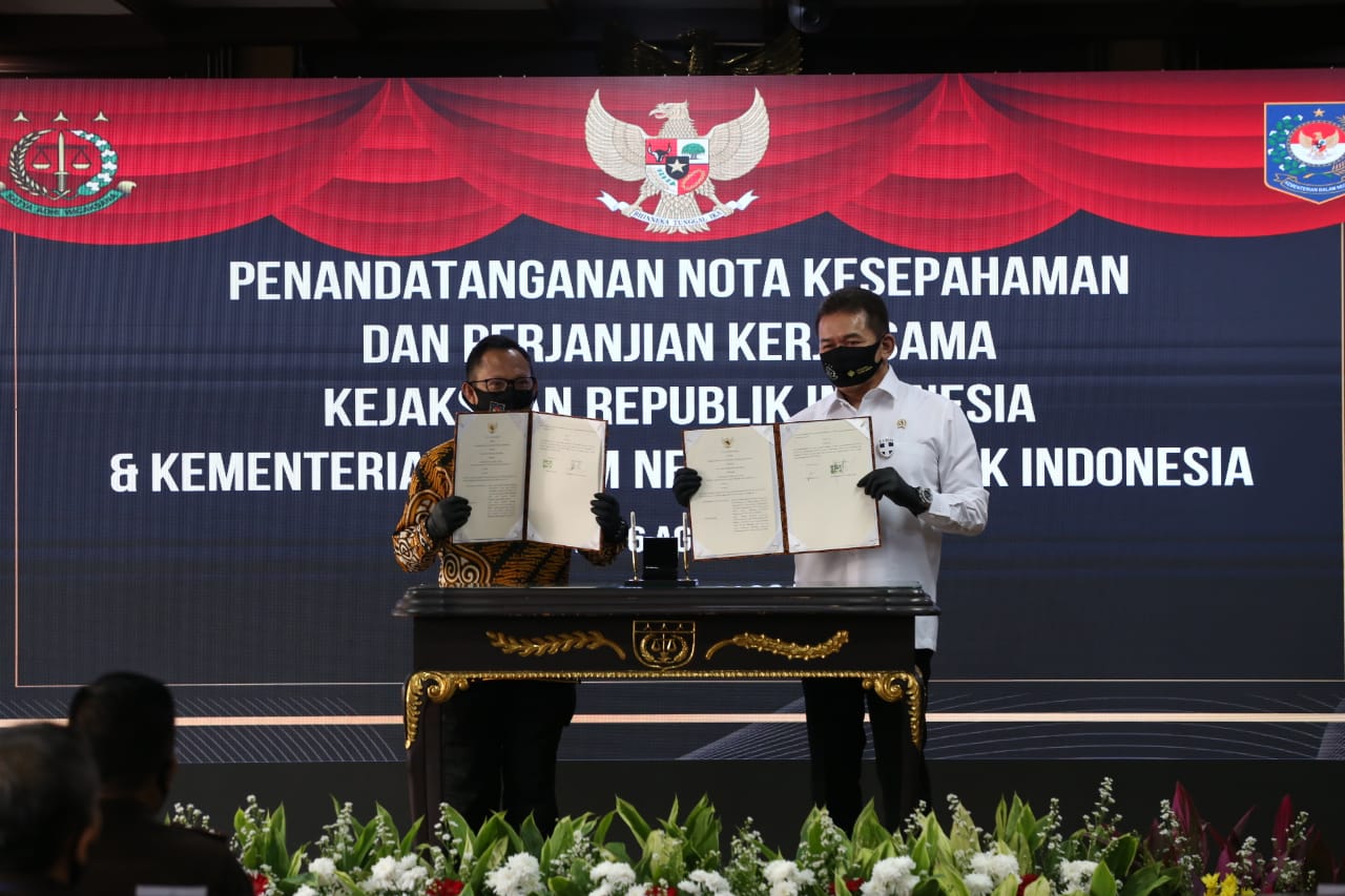 Mendagri Tito Karnavian dan Jaksa Agung ST Burhanuddin dalam penandatangan kerja sama pemanfaatan data kependudukan di Kejaksaan Agung.