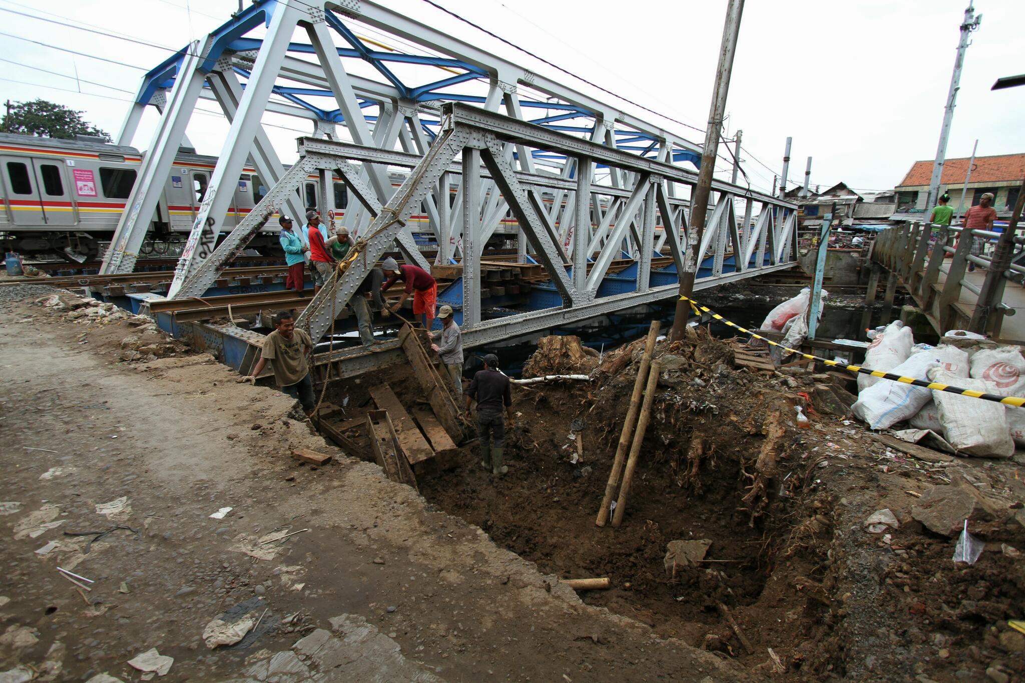 Jembatan kereta api dengan menggunakan konstruksi baja