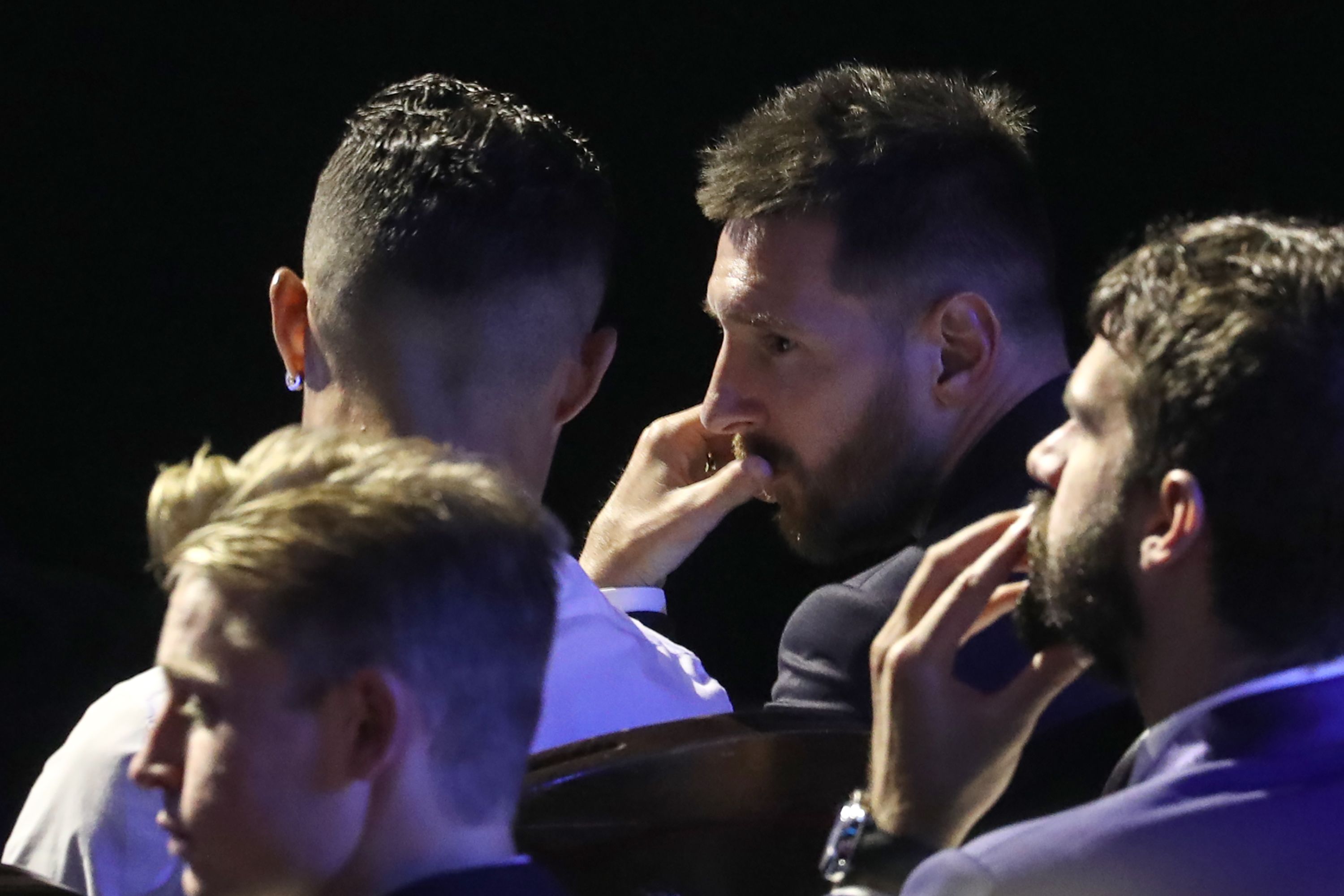 Lionel Messi berbincang dengan Cristiano Ronaldo dalam penghargaan pemain terbauik UEFA, Agustus 2019 silam