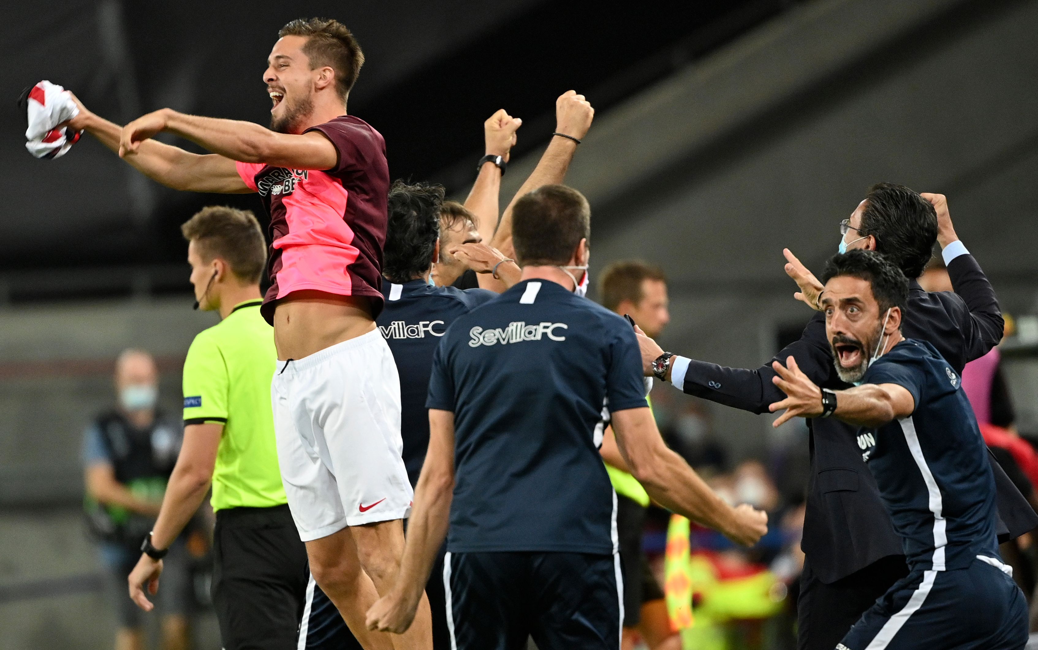 Pemain Sevilla meluapkan kegembiraan mereka usai mengalahkan Manchester United