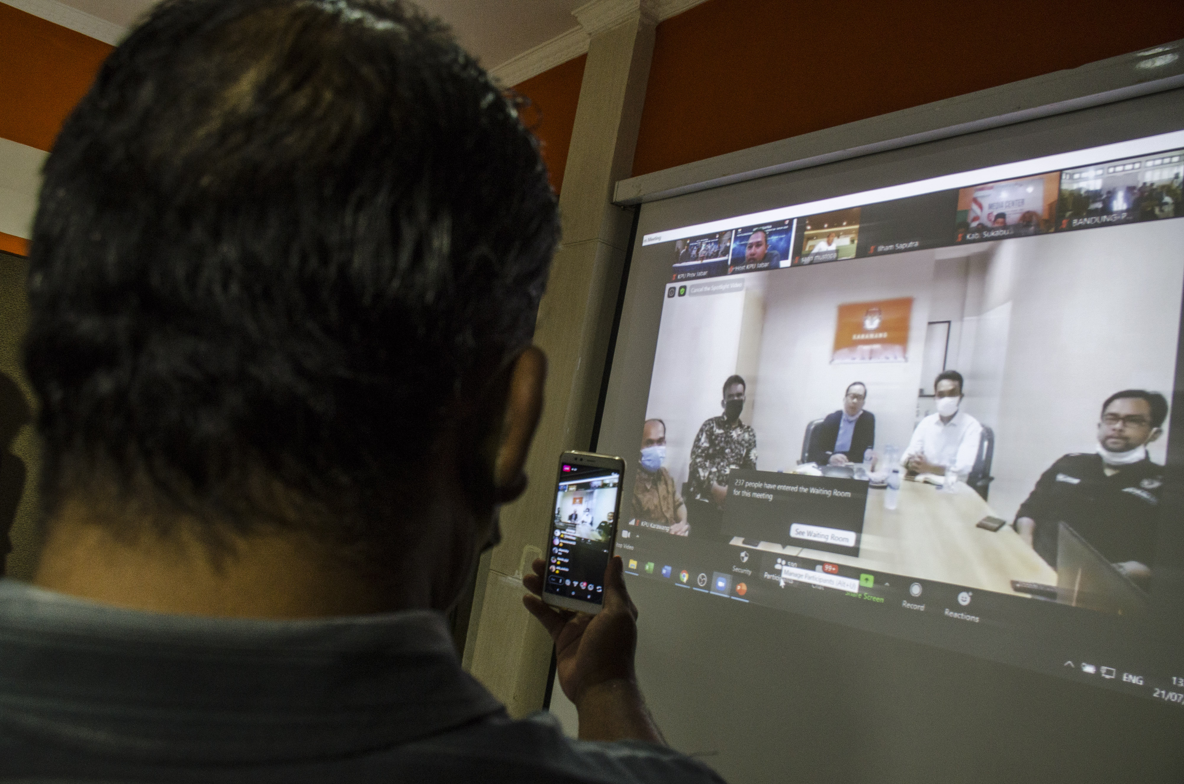  APEL KESIAPAN PILKADA 2020 JABAR: Petugas merekam arahan Ketua KPU Jawa Barat Rifqi Ali Mubarok (ketiga kanan) saat rapat video daring  