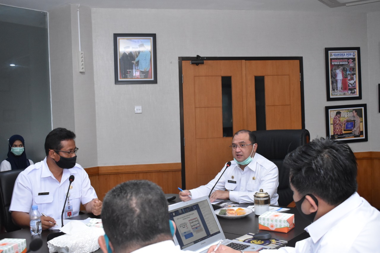 Gubernur Babel Erzaldi Rosman (kedua dari kiri) memimpin Rapat Kerja Gubernur Babel dengan Badan Keuangan Daerah (Bakuda), Provinsi Babel.